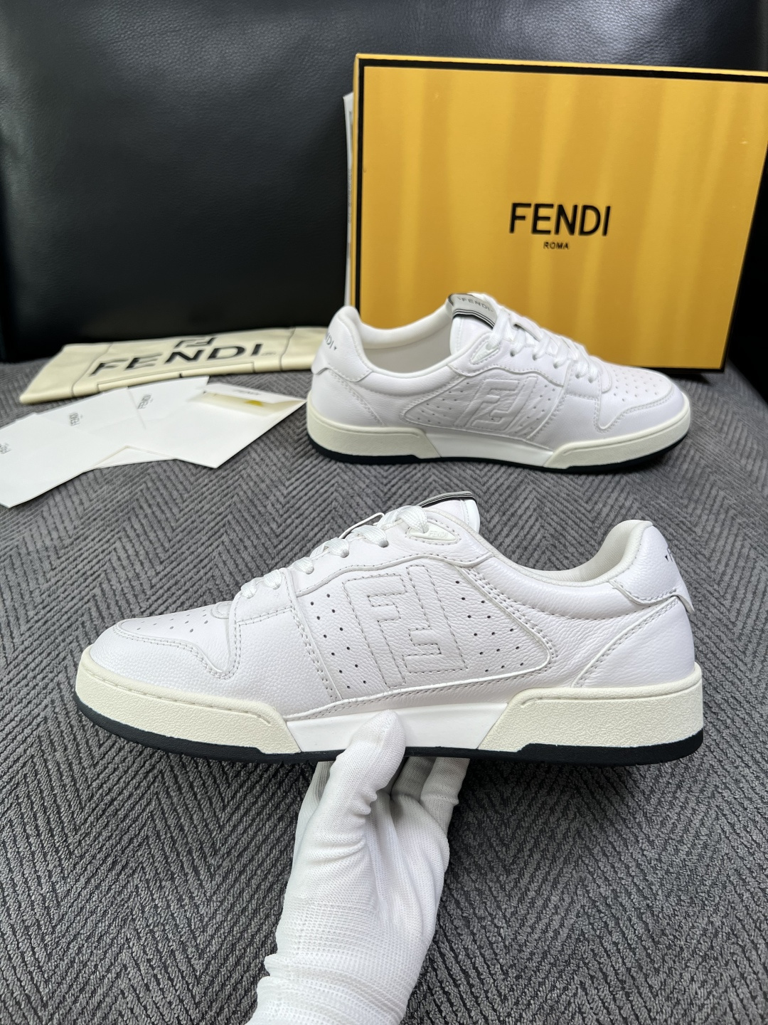 FENDI  高品质  顶级工艺品，芬迪  专柜同步，原厂配置意大利进口牛皮面料，进口牛皮内里垫，透气舒适，鞋底：原厂特