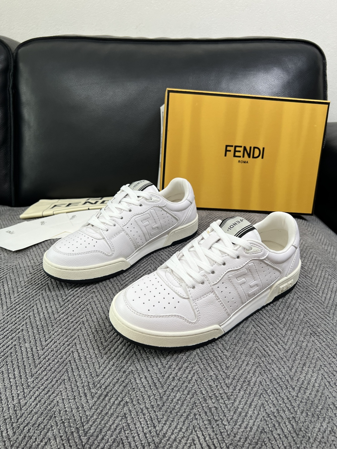 FENDI  高品质  顶级工艺品，芬迪  专柜同步，原厂配置意大利进口牛皮面料，进口牛皮内里垫，透气舒适，鞋底：原厂特