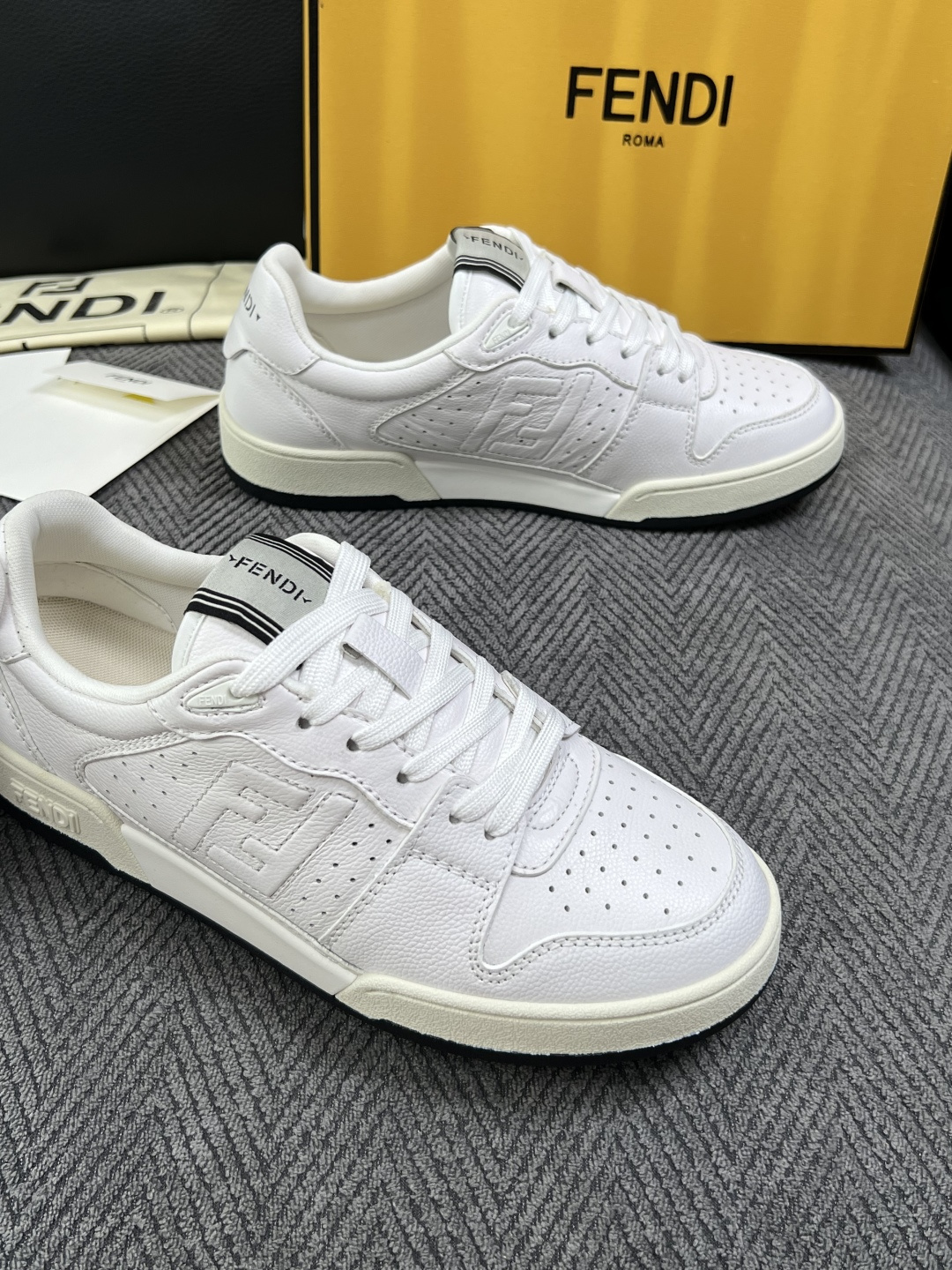 FENDI  高品质  顶级工艺品，芬迪  专柜同步，原厂配置意大利进口牛皮面料，进口牛皮内里垫，透气舒适，鞋底：原厂特