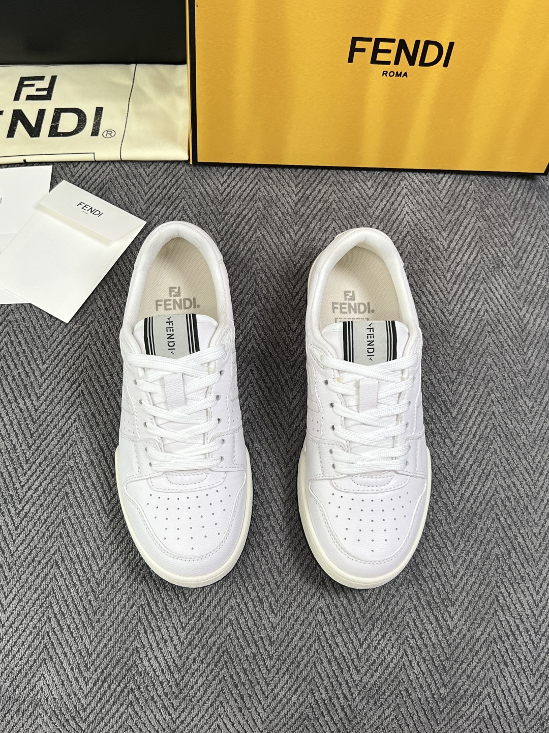 FENDI  高品质  顶级工艺品，芬迪  专柜同步，原厂配置意大利进口牛皮面料，进口牛皮内里垫，透气舒适，鞋底：原厂特