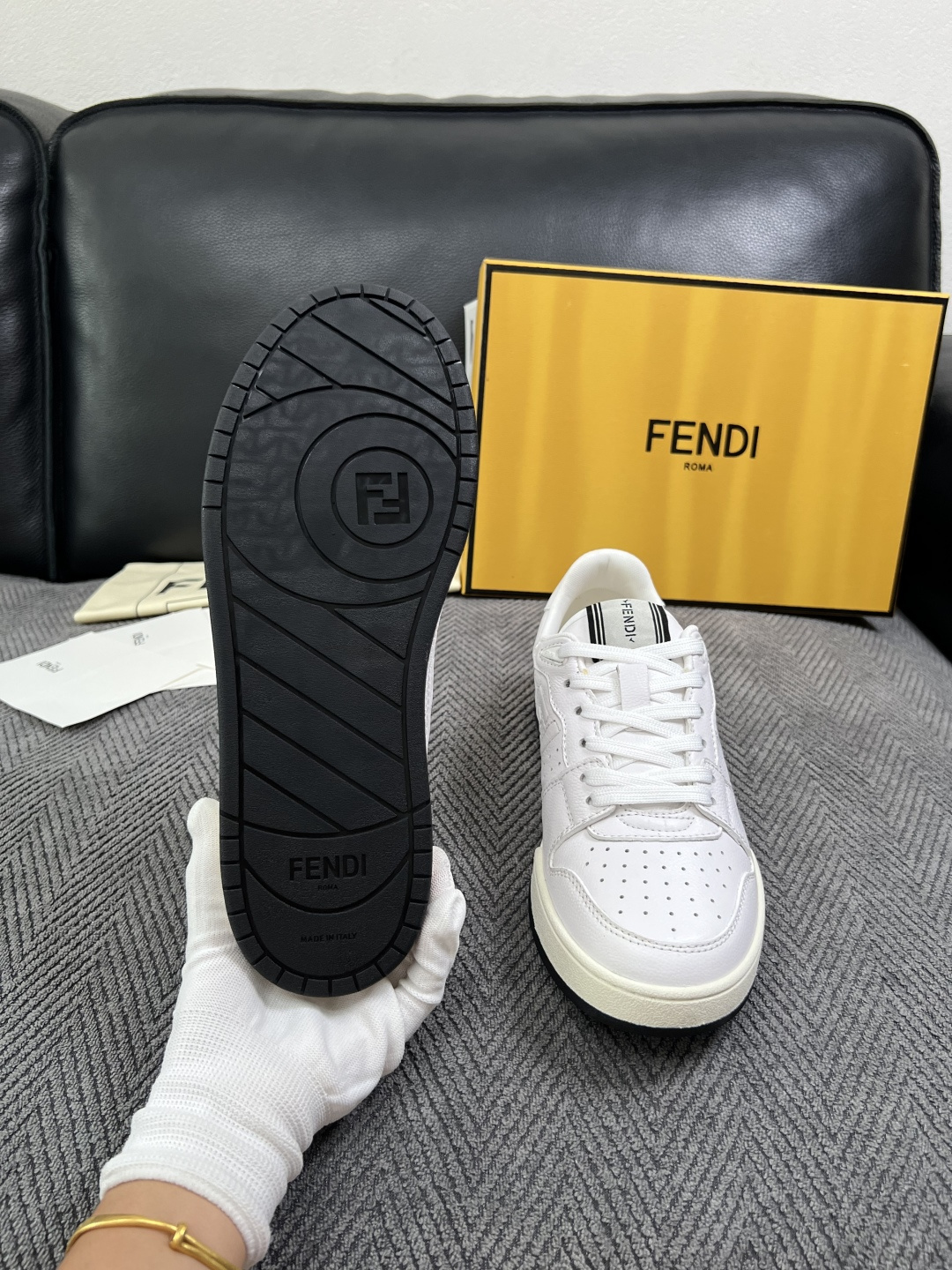 FENDI  高品质  顶级工艺品，芬迪  专柜同步，原厂配置意大利进口牛皮面料，进口牛皮内里垫，透气舒适，鞋底：原厂特
