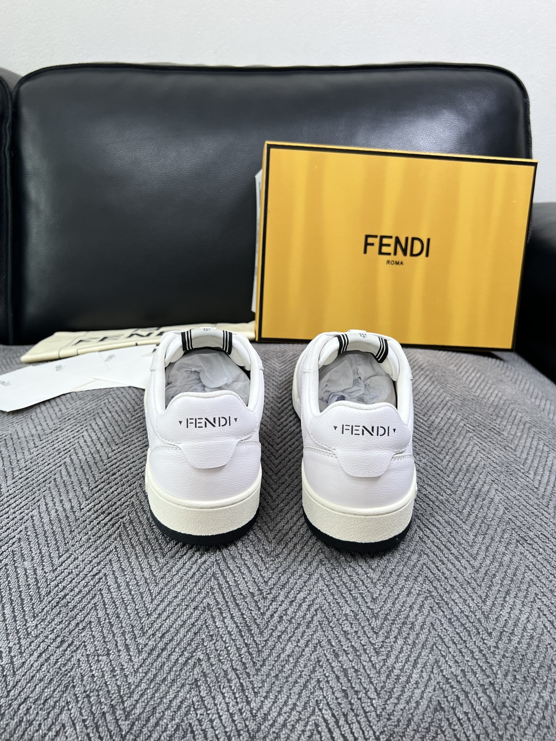 FENDI  高品质  顶级工艺品，芬迪  专柜同步，原厂配置意大利进口牛皮面料，进口牛皮内里垫，透气舒适，鞋底：原厂特