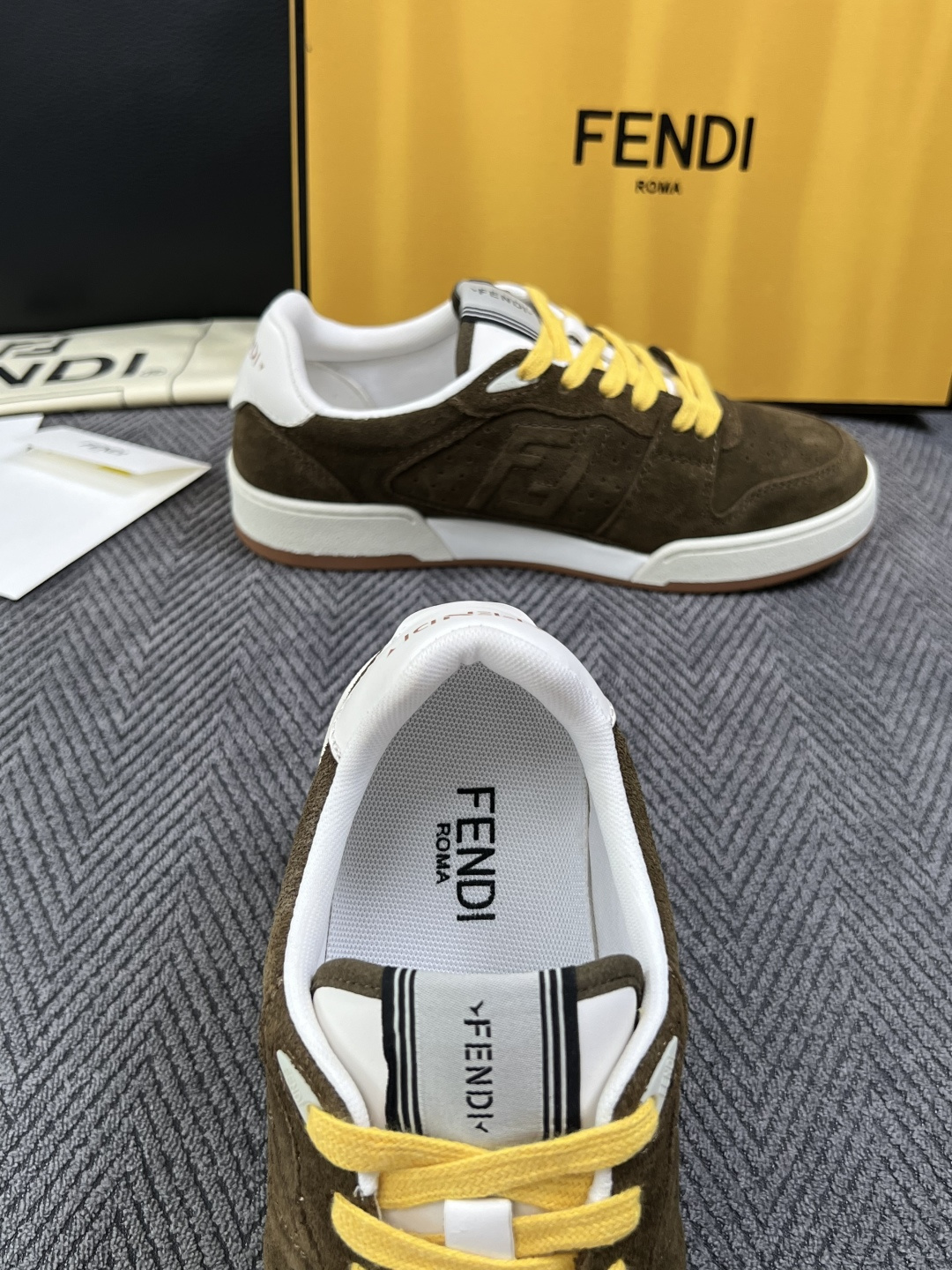 FENDI  高品质  顶级工艺品，芬迪  专柜同步，原厂配置意大利进口牛皮面料，进口牛皮内里垫，透气舒适，鞋底：原厂特