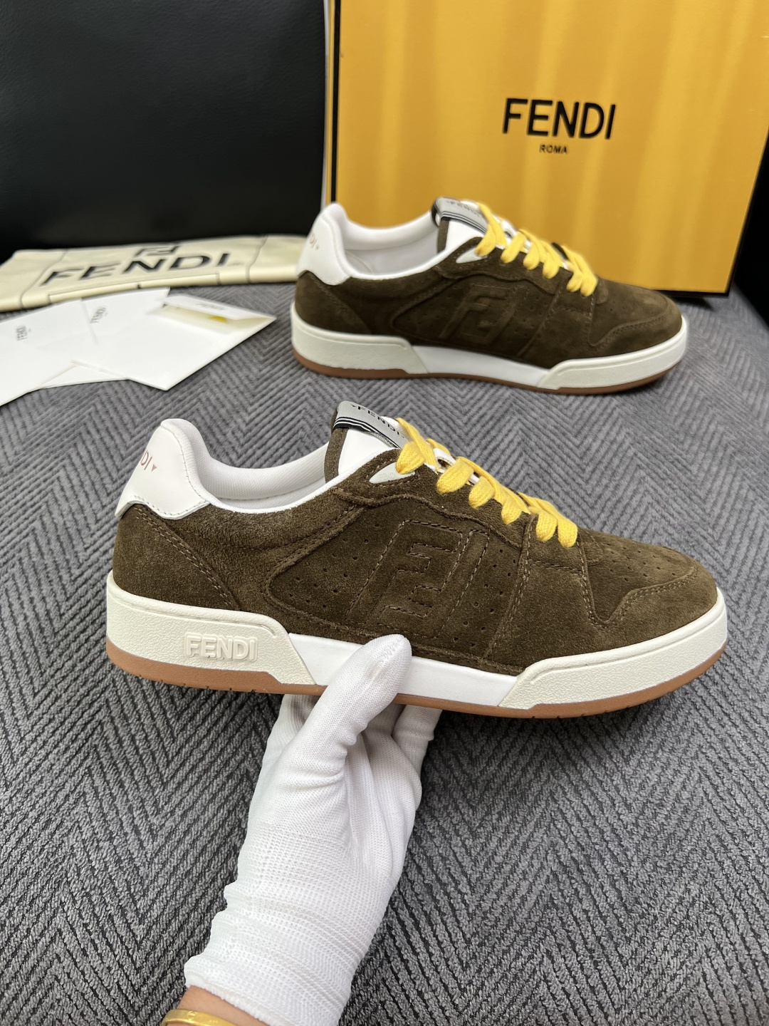 FENDI  高品质  顶级工艺品，芬迪  专柜同步，原厂配置意大利进口牛皮面料，进口牛皮内里垫，透气舒适，鞋底：原厂特