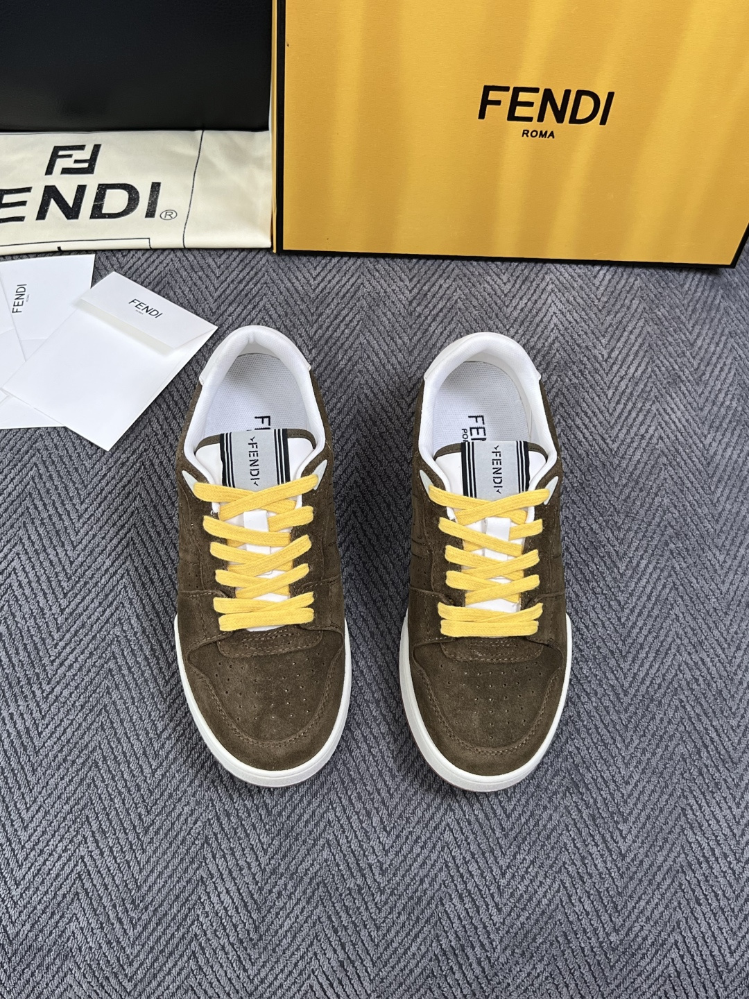 FENDI  高品质  顶级工艺品，芬迪  专柜同步，原厂配置意大利进口牛皮面料，进口牛皮内里垫，透气舒适，鞋底：原厂特