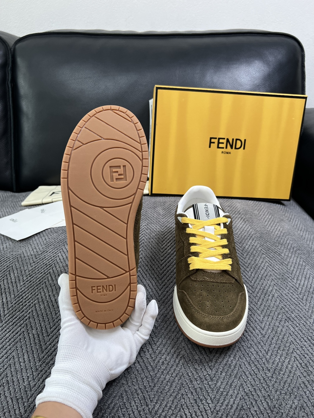 FENDI  高品质  顶级工艺品，芬迪  专柜同步，原厂配置意大利进口牛皮面料，进口牛皮内里垫，透气舒适，鞋底：原厂特