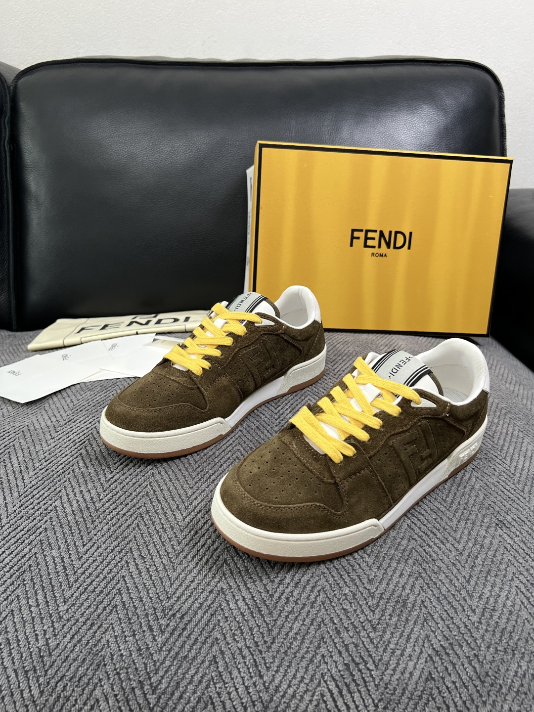 FENDI  高品质  顶级工艺品，芬迪  专柜同步，原厂配置意大利进口牛皮面料，进口牛皮内里垫，透气舒适，鞋底：原厂特