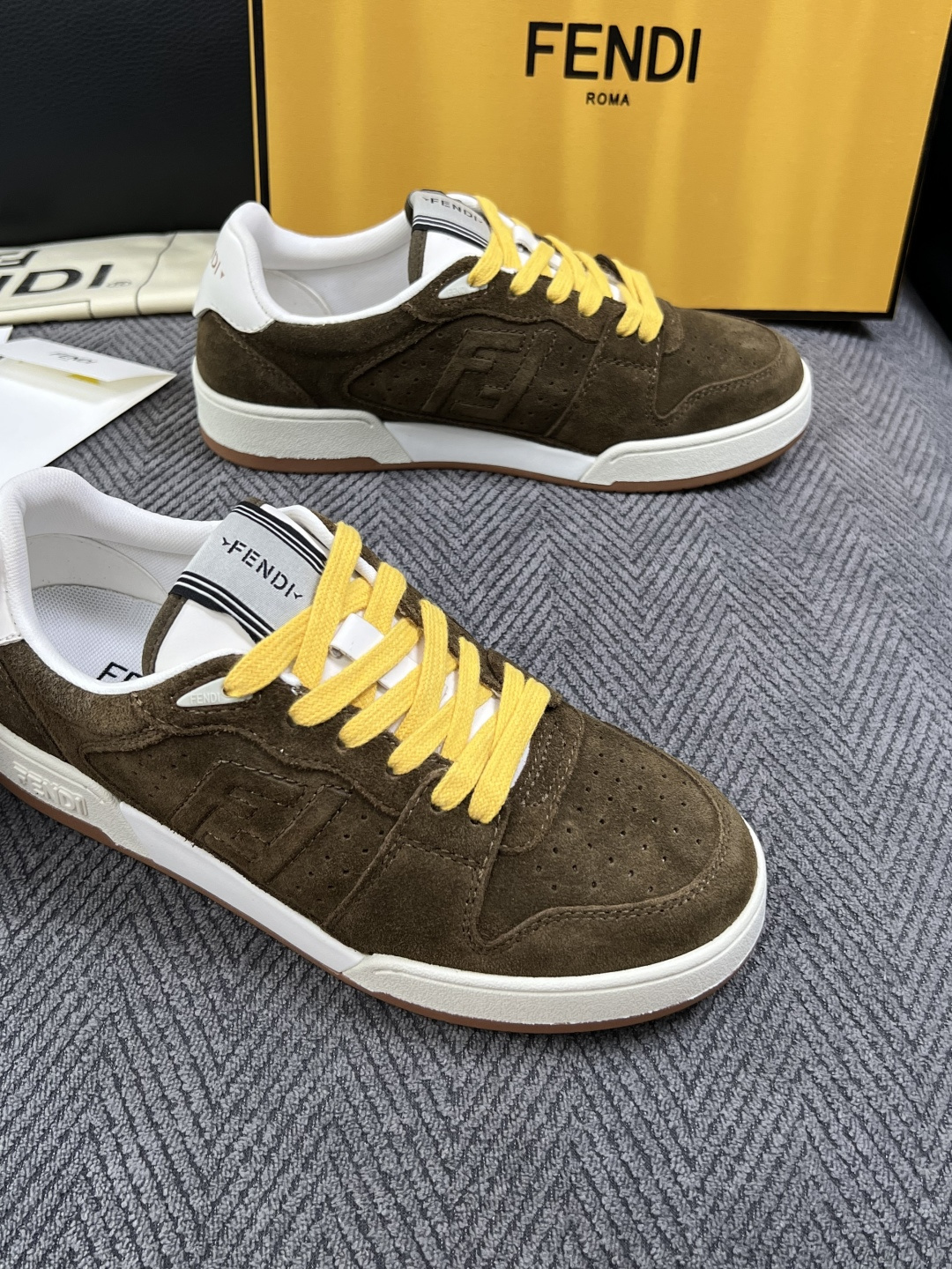 FENDI  高品质  顶级工艺品，芬迪  专柜同步，原厂配置意大利进口牛皮面料，进口牛皮内里垫，透气舒适，鞋底：原厂特