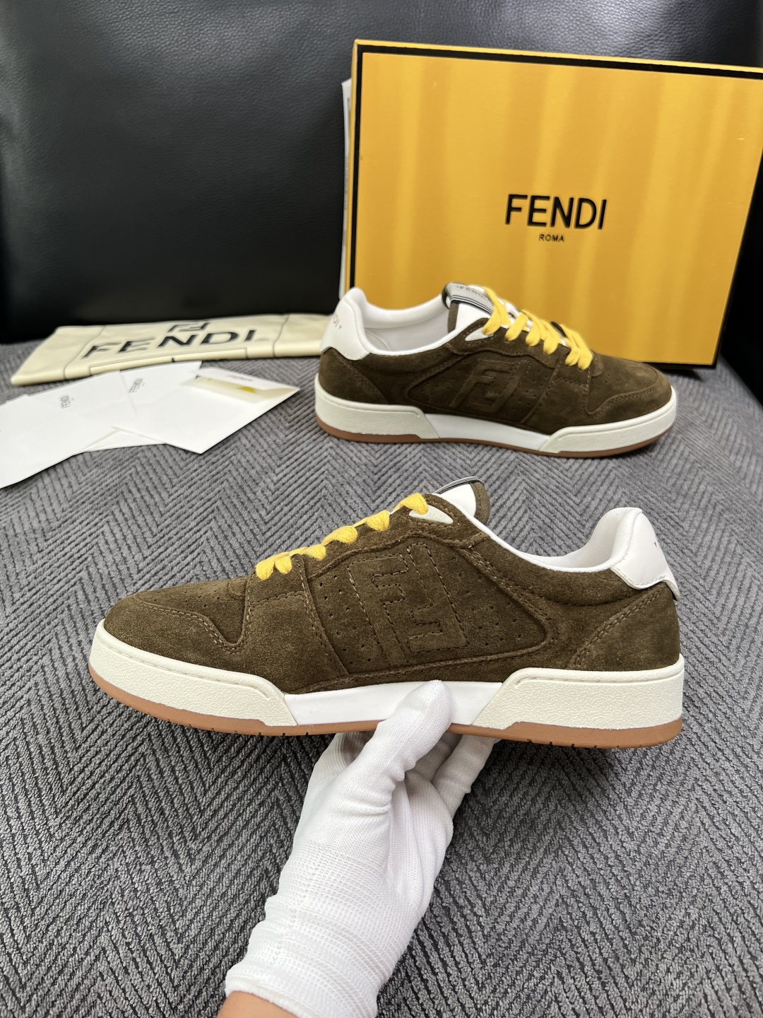FENDI  高品质  顶级工艺品，芬迪  专柜同步，原厂配置意大利进口牛皮面料，进口牛皮内里垫，透气舒适，鞋底：原厂特