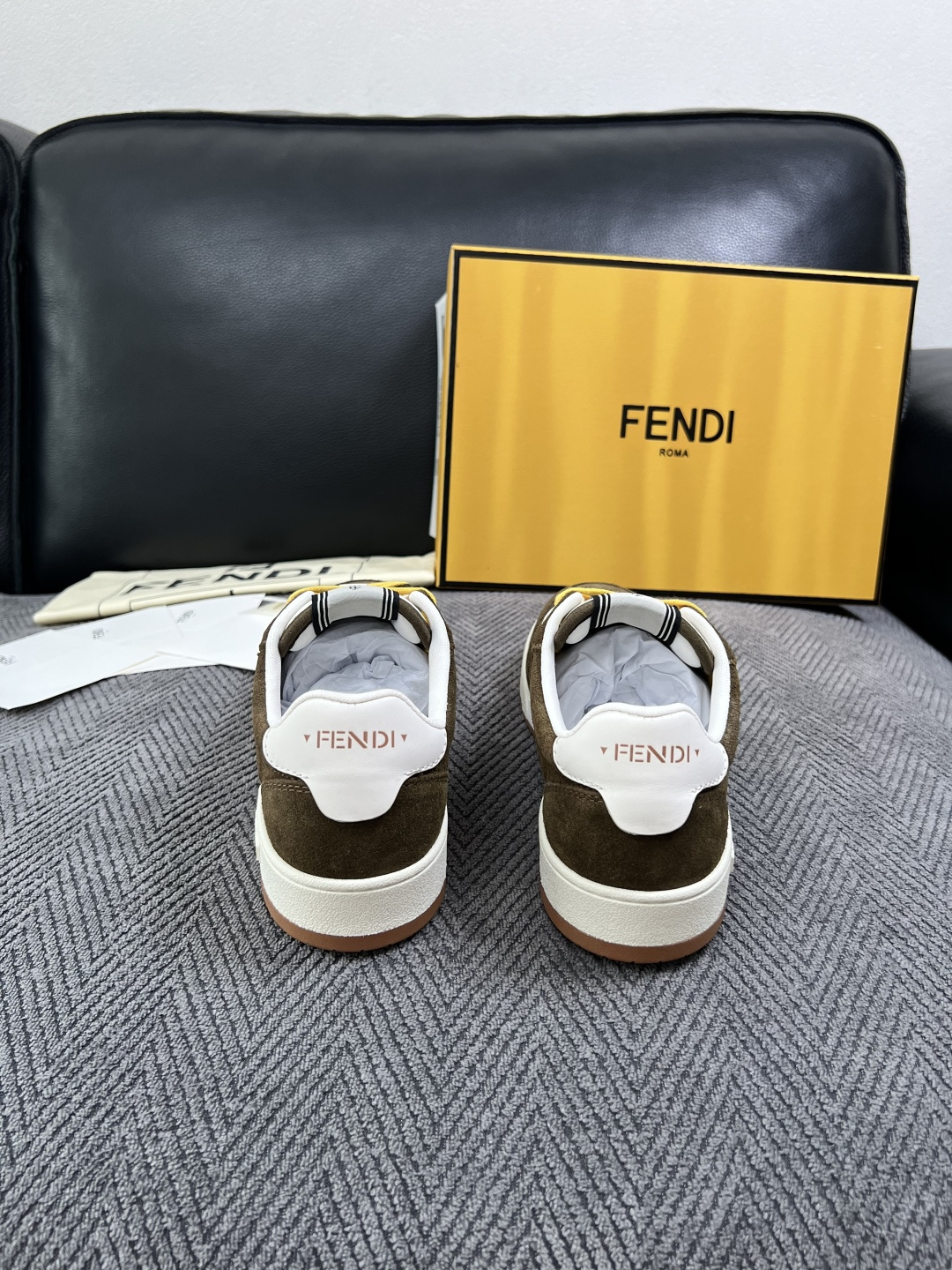 FENDI  高品质  顶级工艺品，芬迪  专柜同步，原厂配置意大利进口牛皮面料，进口牛皮内里垫，透气舒适，鞋底：原厂特