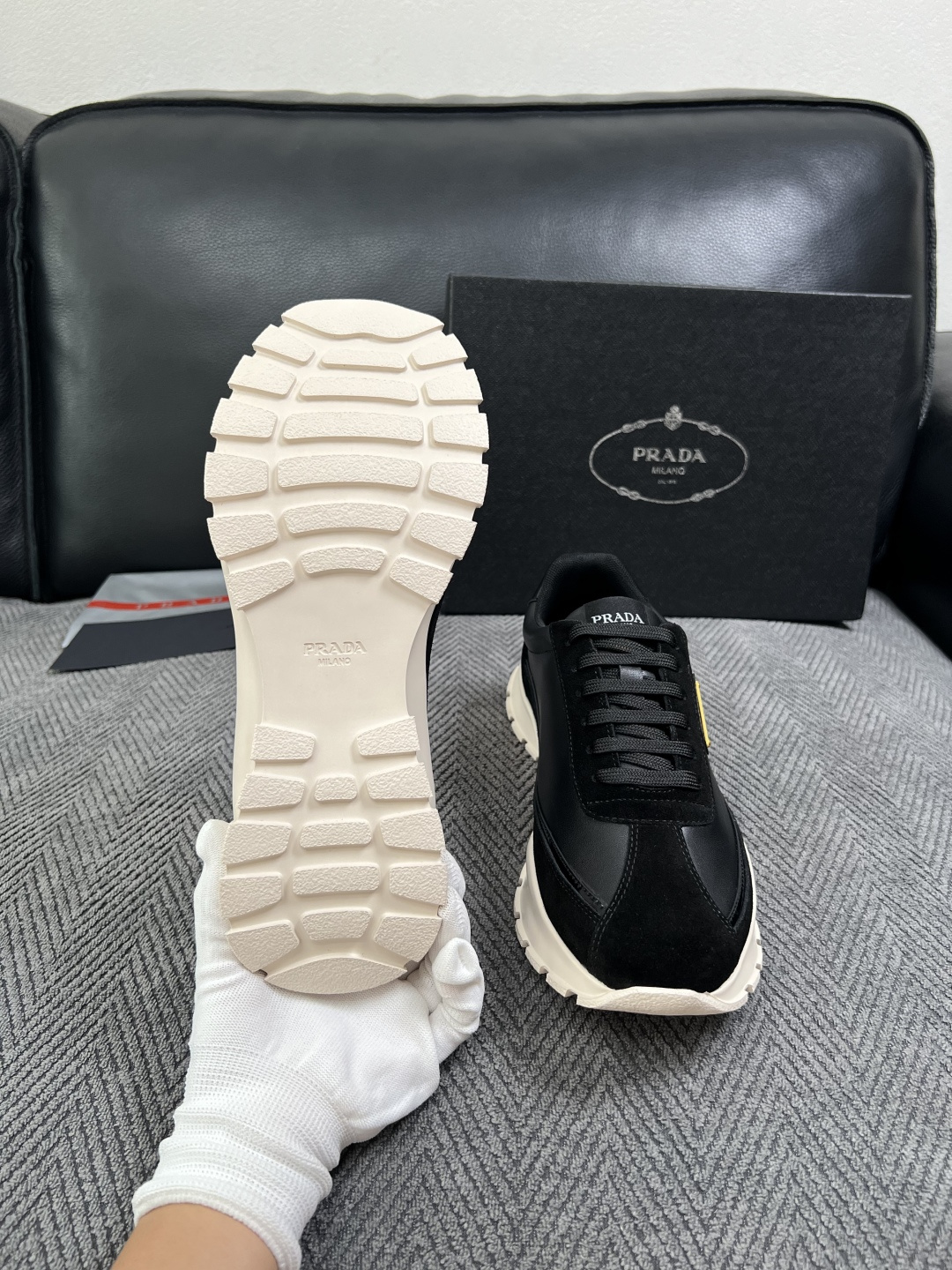 Prada  高品质  顶级工艺品，普拉达 专柜同步，原厂配置意大利进口牛皮搭配面料，进口牛皮内里垫，透气舒适，鞋底：原