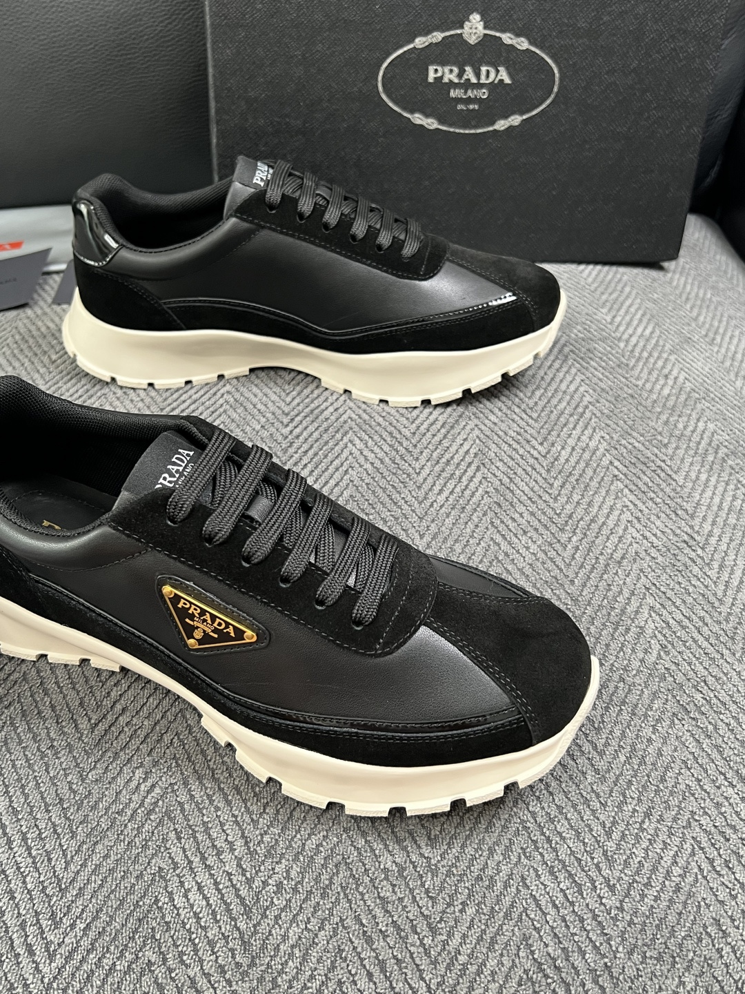 Prada  高品质  顶级工艺品，普拉达 专柜同步，原厂配置意大利进口牛皮搭配面料，进口牛皮内里垫，透气舒适，鞋底：原