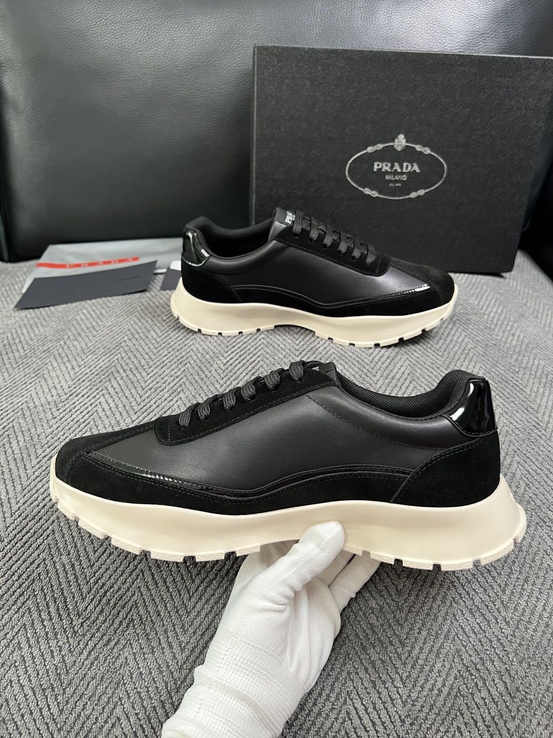 Prada  高品质  顶级工艺品，普拉达 专柜同步，原厂配置意大利进口牛皮搭配面料，进口牛皮内里垫，透气舒适，鞋底：原