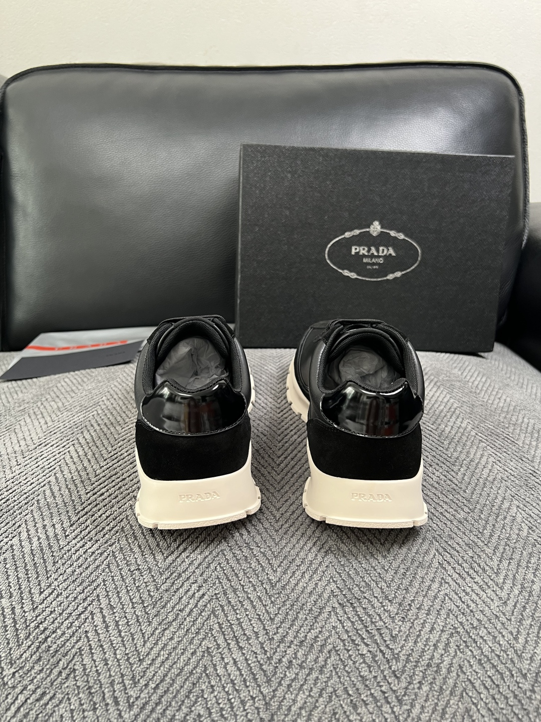 Prada  高品质  顶级工艺品，普拉达 专柜同步，原厂配置意大利进口牛皮搭配面料，进口牛皮内里垫，透气舒适，鞋底：原