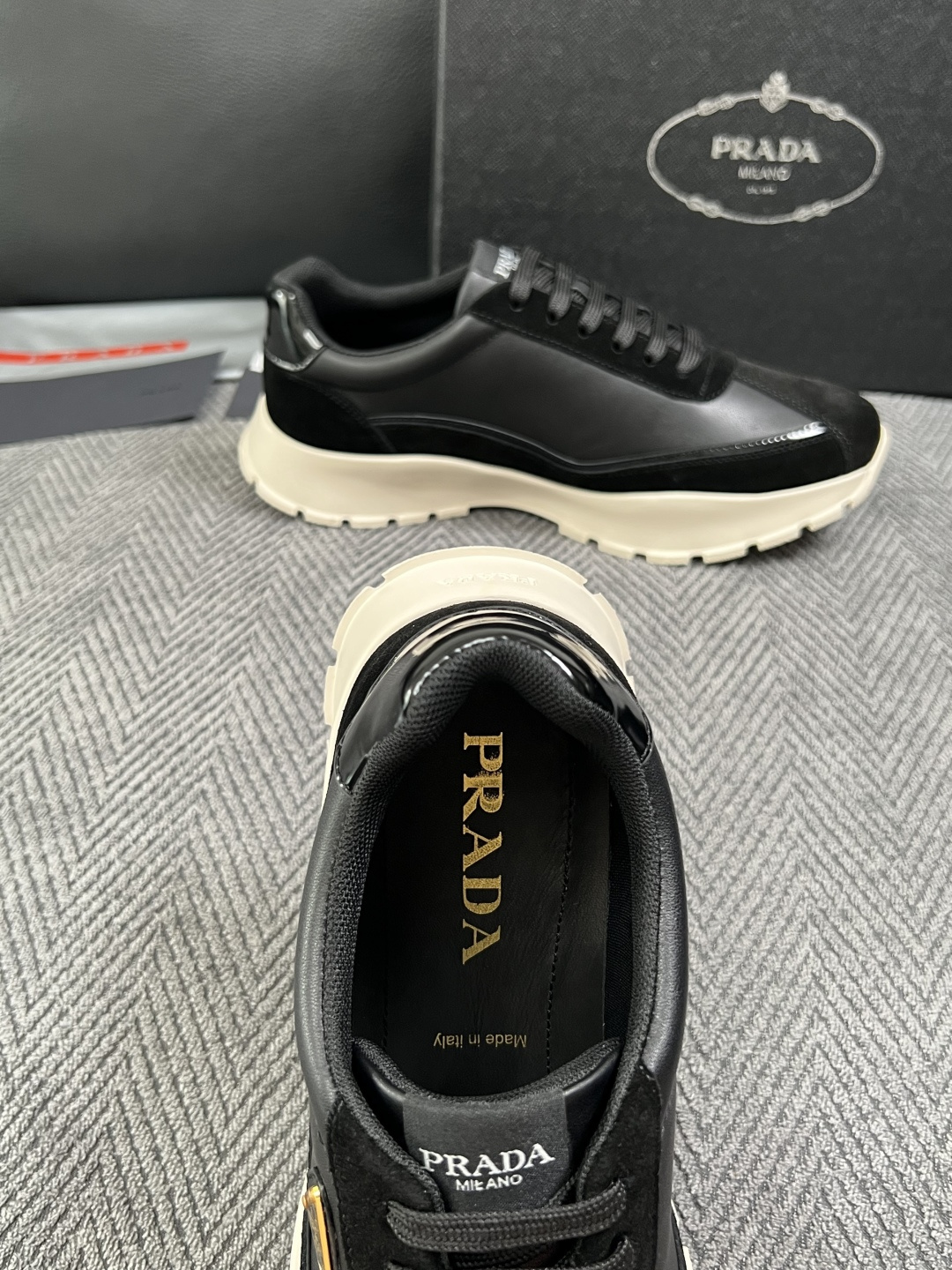 Prada  高品质  顶级工艺品，普拉达 专柜同步，原厂配置意大利进口牛皮搭配面料，进口牛皮内里垫，透气舒适，鞋底：原