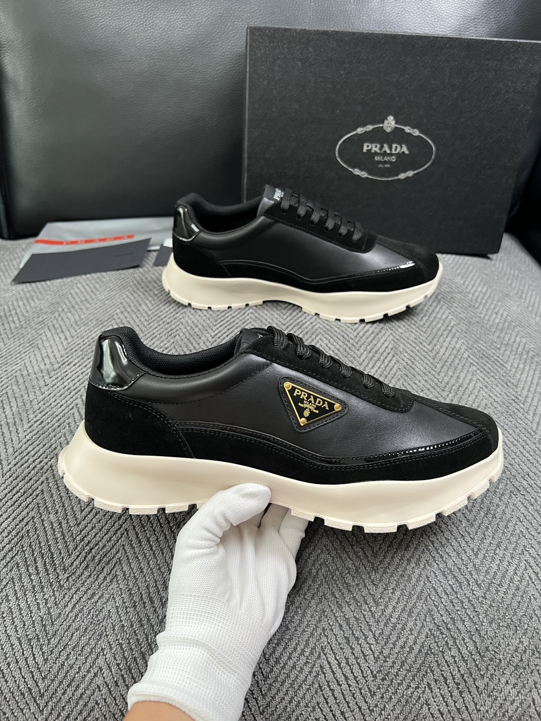Prada  高品质  顶级工艺品，普拉达 专柜同步，原厂配置意大利进口牛皮搭配面料，进口牛皮内里垫，透气舒适，鞋底：原