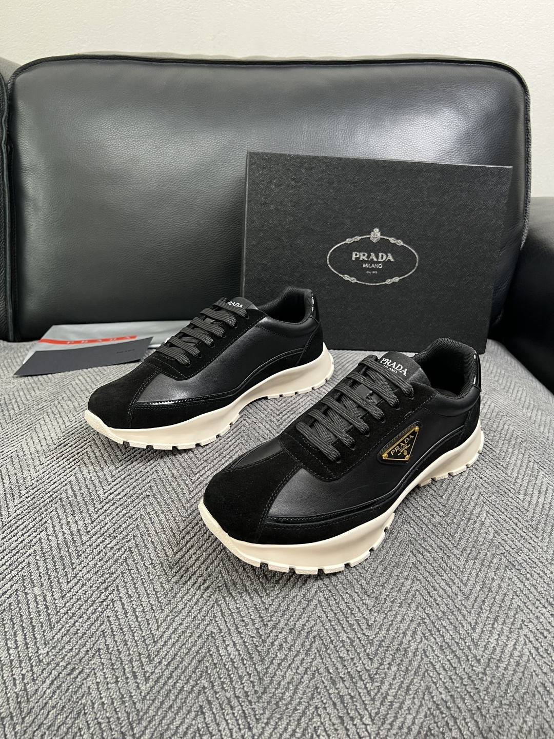 Prada  高品质  顶级工艺品，普拉达 专柜同步，原厂配置意大利进口牛皮搭配面料，进口牛皮内里垫，透气舒适，鞋底：原