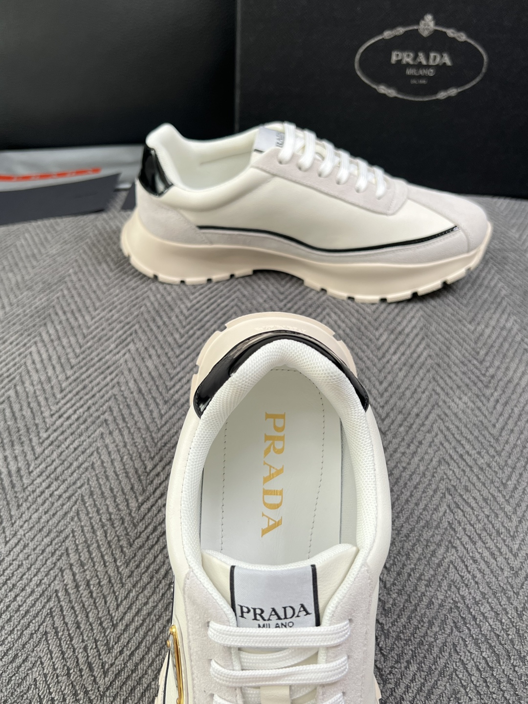 Prada  高品质  顶级工艺品，普拉达 专柜同步，原厂配置意大利进口牛皮搭配面料，进口牛皮内里垫，透气舒适，鞋底：原