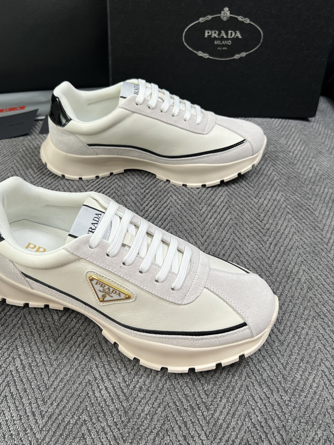 Prada  高品质  顶级工艺品，普拉达 专柜同步，原厂配置意大利进口牛皮搭配面料，进口牛皮内里垫，透气舒适，鞋底：原