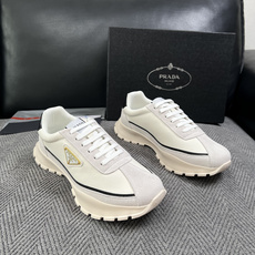 Prada 高品质 顶级工艺品,普拉达 专柜同步,原厂配置意大利进口牛皮搭配面料,进口牛皮内里垫,透气舒适,鞋底:原 Prada 高品质 顶级工艺品,普拉达 专柜同步,原厂配置意大利进口牛皮搭配面料,进口牛皮内里垫,透气舒适,鞋底:原
