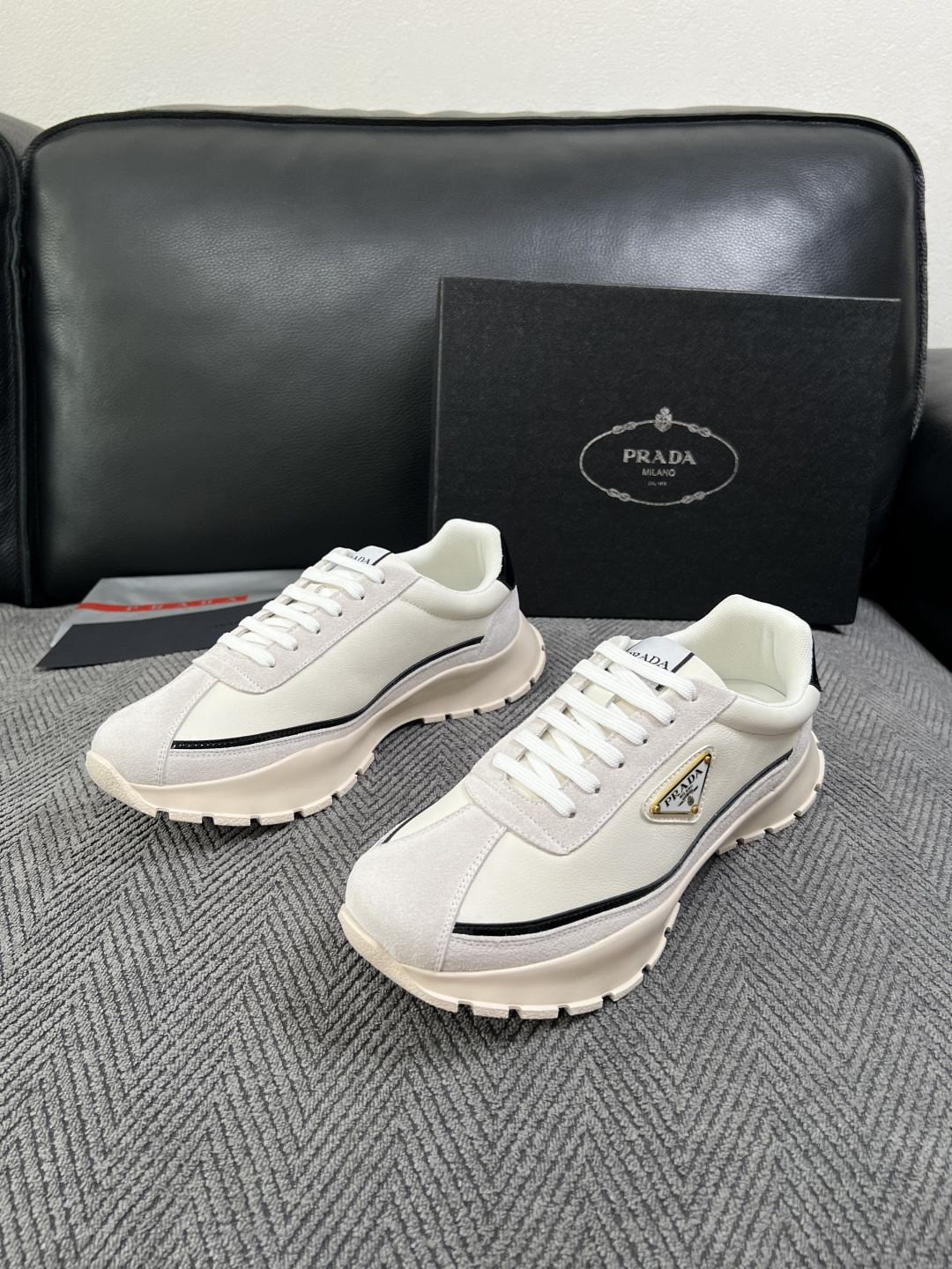 Prada  高品质  顶级工艺品，普拉达 专柜同步，原厂配置意大利进口牛皮搭配面料，进口牛皮内里垫，透气舒适，鞋底：原
