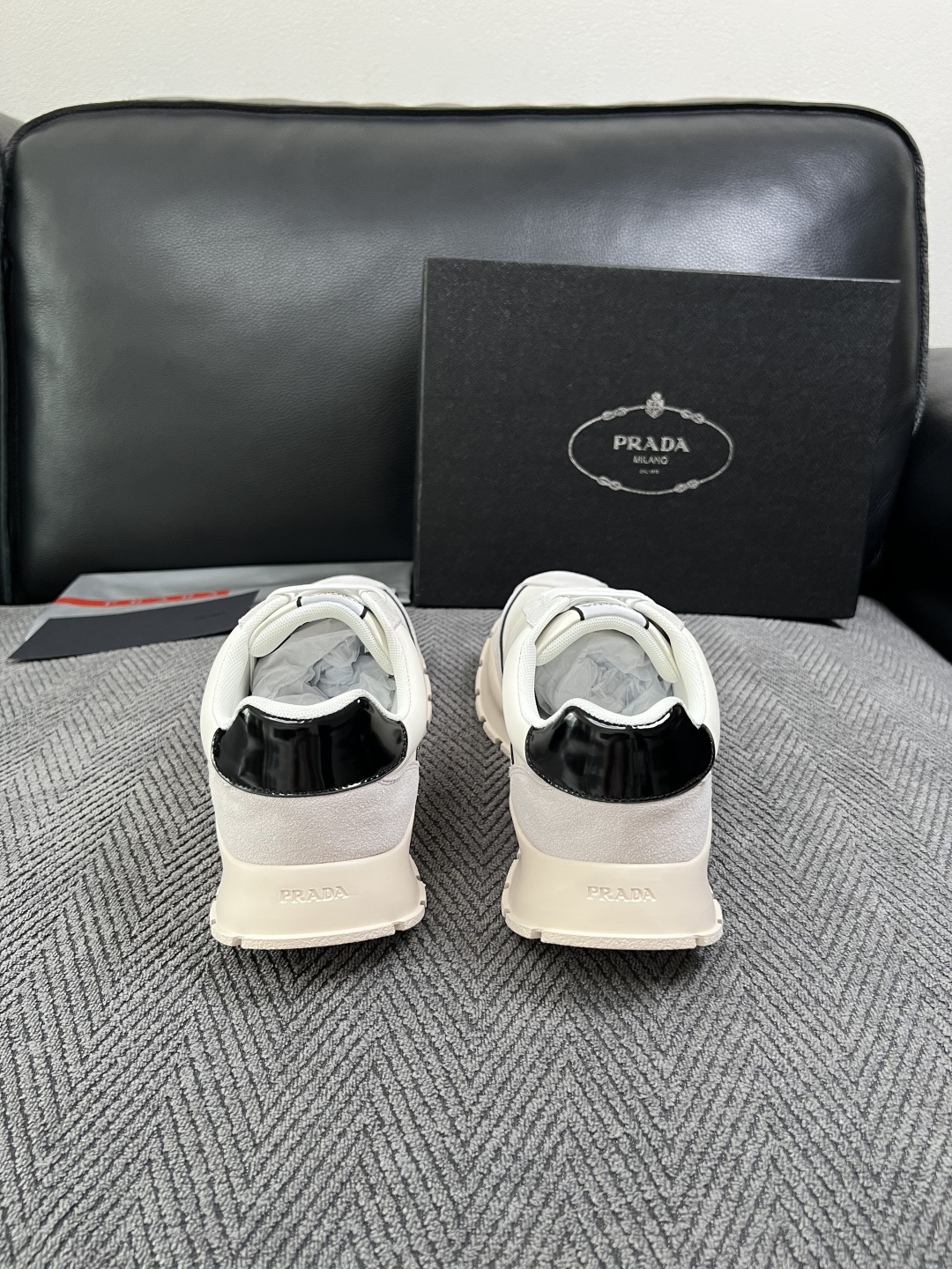 Prada  高品质  顶级工艺品，普拉达 专柜同步，原厂配置意大利进口牛皮搭配面料，进口牛皮内里垫，透气舒适，鞋底：原