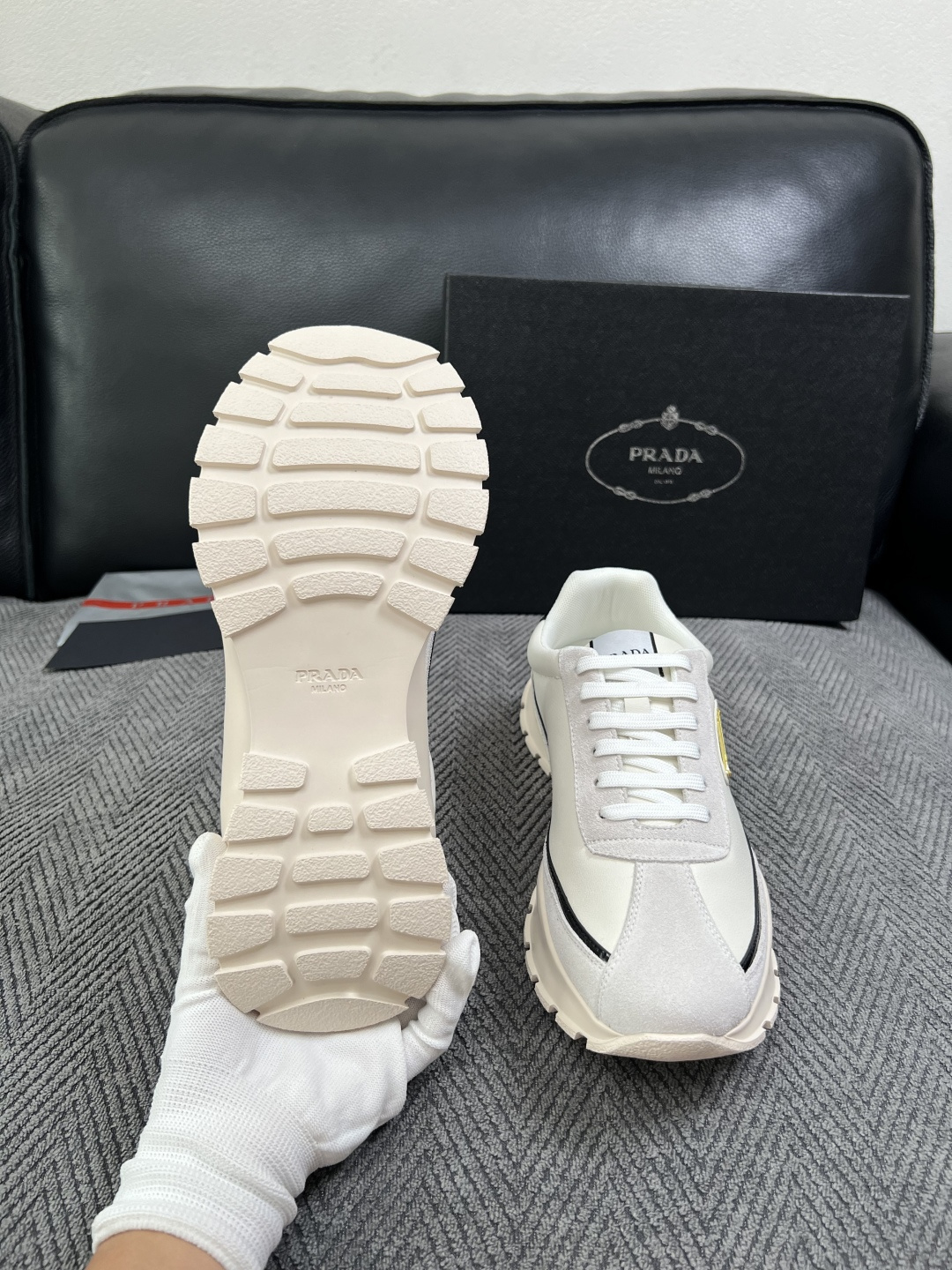 Prada  高品质  顶级工艺品，普拉达 专柜同步，原厂配置意大利进口牛皮搭配面料，进口牛皮内里垫，透气舒适，鞋底：原