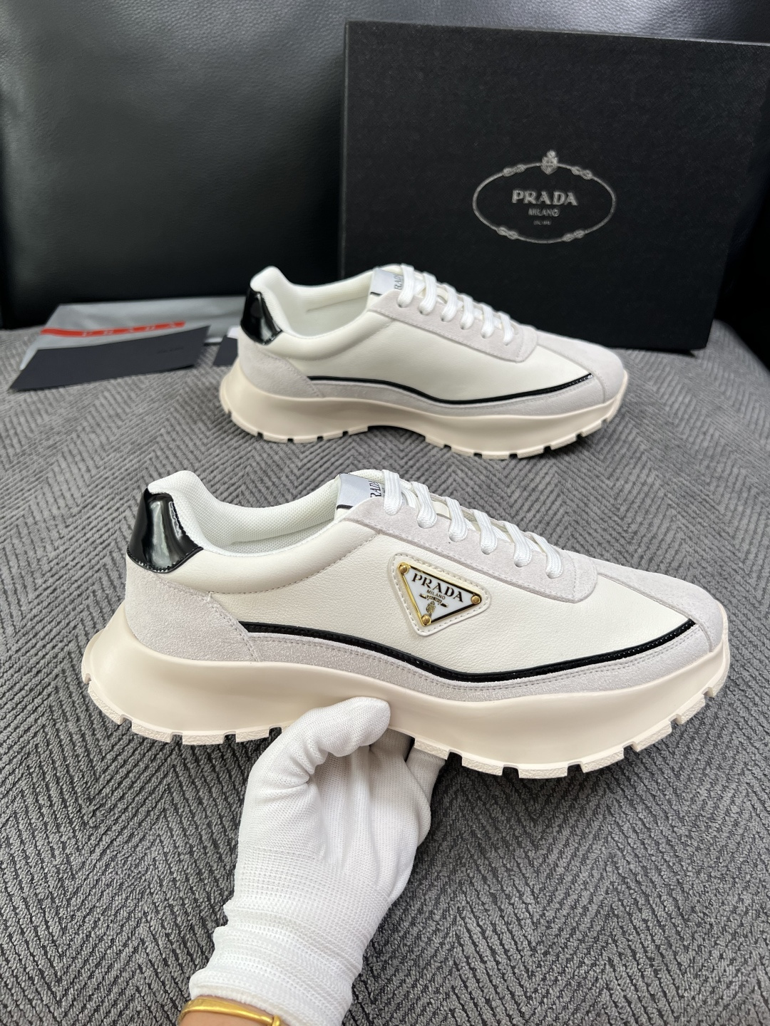 Prada  高品质  顶级工艺品，普拉达 专柜同步，原厂配置意大利进口牛皮搭配面料，进口牛皮内里垫，透气舒适，鞋底：原