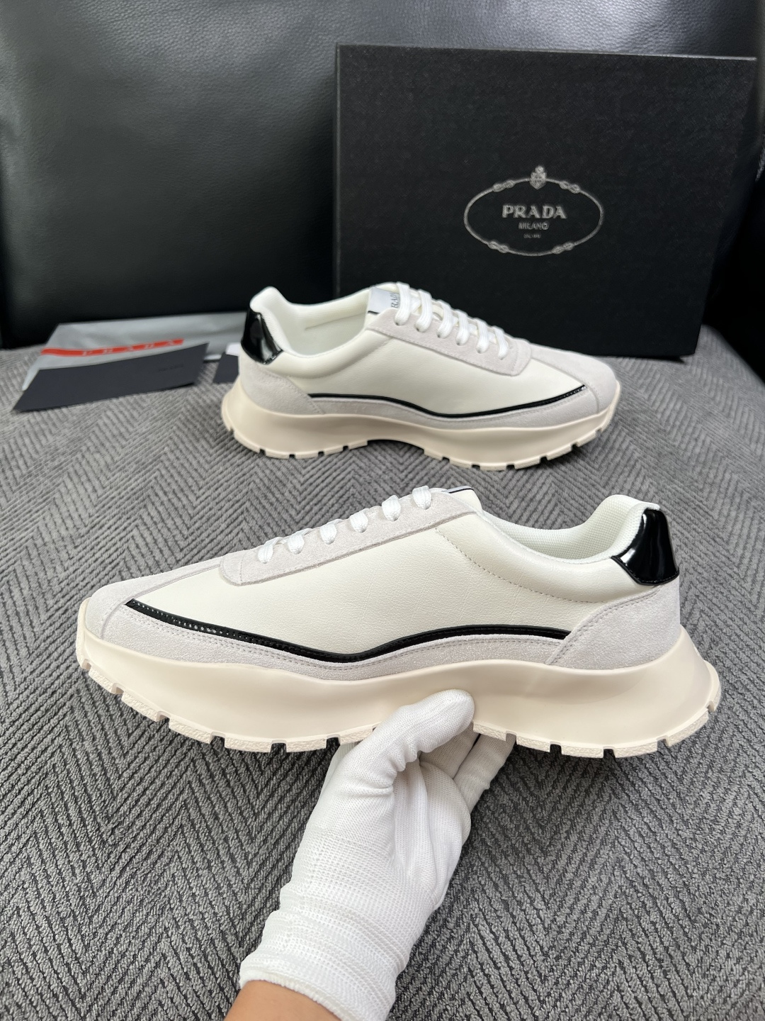 Prada  高品质  顶级工艺品，普拉达 专柜同步，原厂配置意大利进口牛皮搭配面料，进口牛皮内里垫，透气舒适，鞋底：原