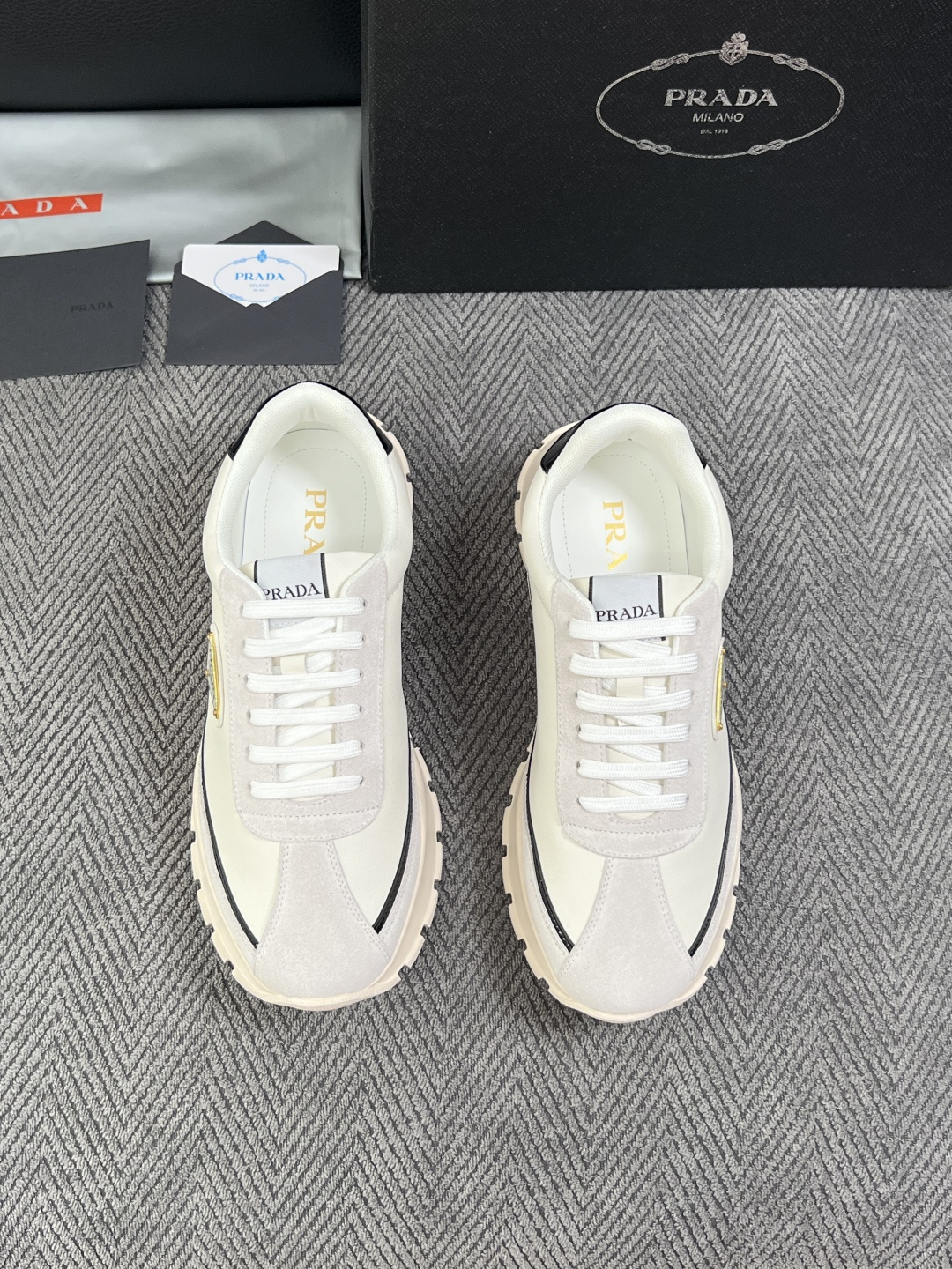 Prada  高品质  顶级工艺品，普拉达 专柜同步，原厂配置意大利进口牛皮搭配面料，进口牛皮内里垫，透气舒适，鞋底：原