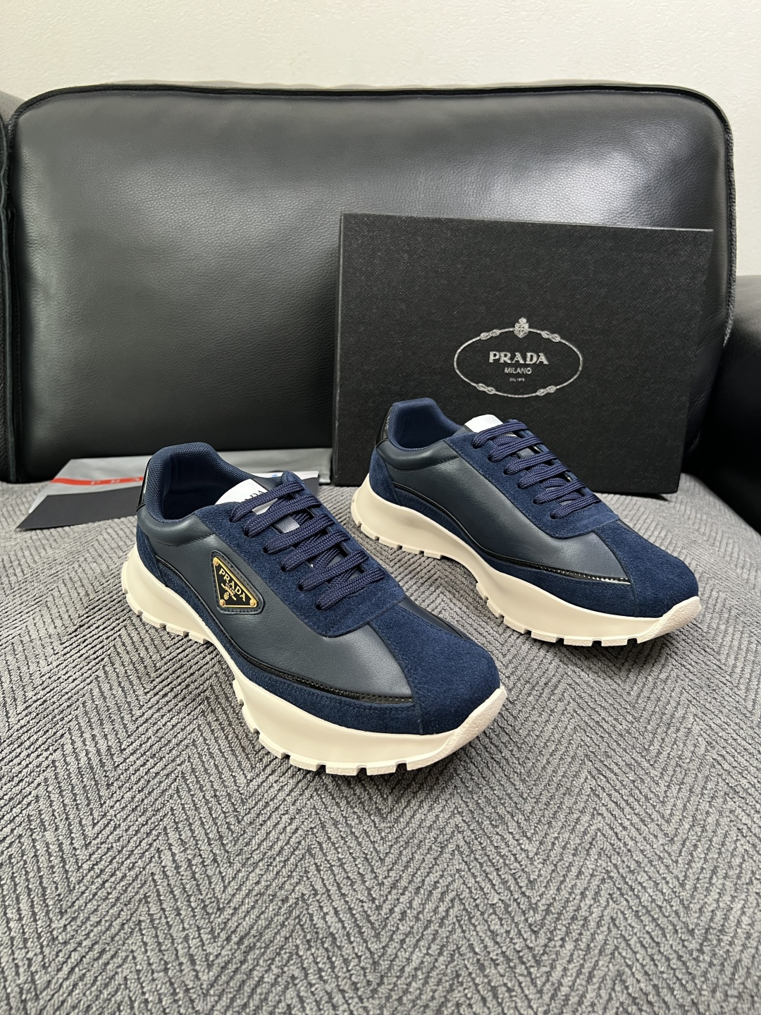 Prada 高品质 顶级工艺品,普拉达 专柜同步,原厂配置意大利进口牛皮搭配面料,进口牛皮内里垫,透气舒适,鞋底:原 Prada 高品质 顶级工艺品,普拉达 专柜同步,原厂配置意大利进口牛皮搭配面料,进口牛皮内里垫,透气舒适,鞋底:原