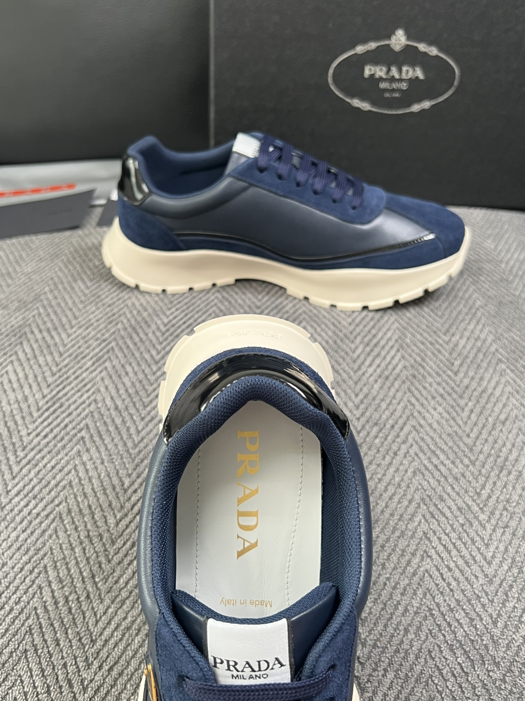 Prada  高品质  顶级工艺品，普拉达 专柜同步，原厂配置意大利进口牛皮搭配面料，进口牛皮内里垫，透气舒适，鞋底：原