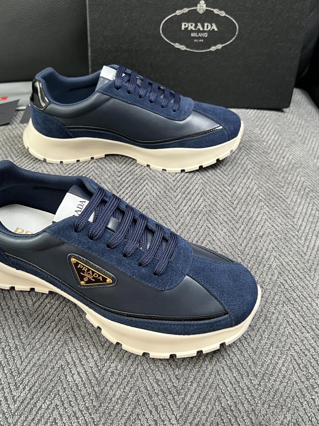 Prada  高品质  顶级工艺品，普拉达 专柜同步，原厂配置意大利进口牛皮搭配面料，进口牛皮内里垫，透气舒适，鞋底：原