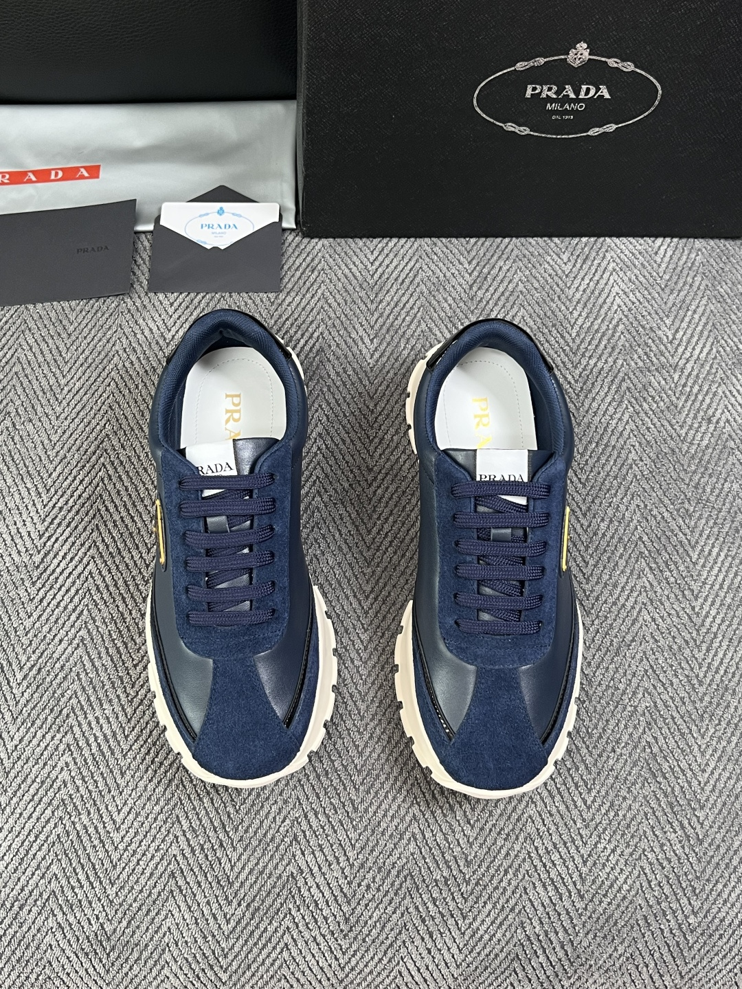 Prada  高品质  顶级工艺品，普拉达 专柜同步，原厂配置意大利进口牛皮搭配面料，进口牛皮内里垫，透气舒适，鞋底：原