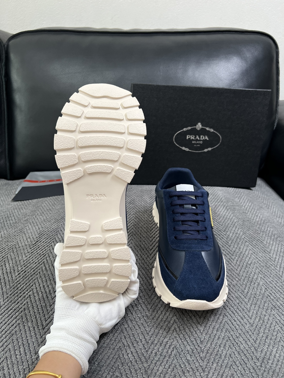 Prada  高品质  顶级工艺品，普拉达 专柜同步，原厂配置意大利进口牛皮搭配面料，进口牛皮内里垫，透气舒适，鞋底：原