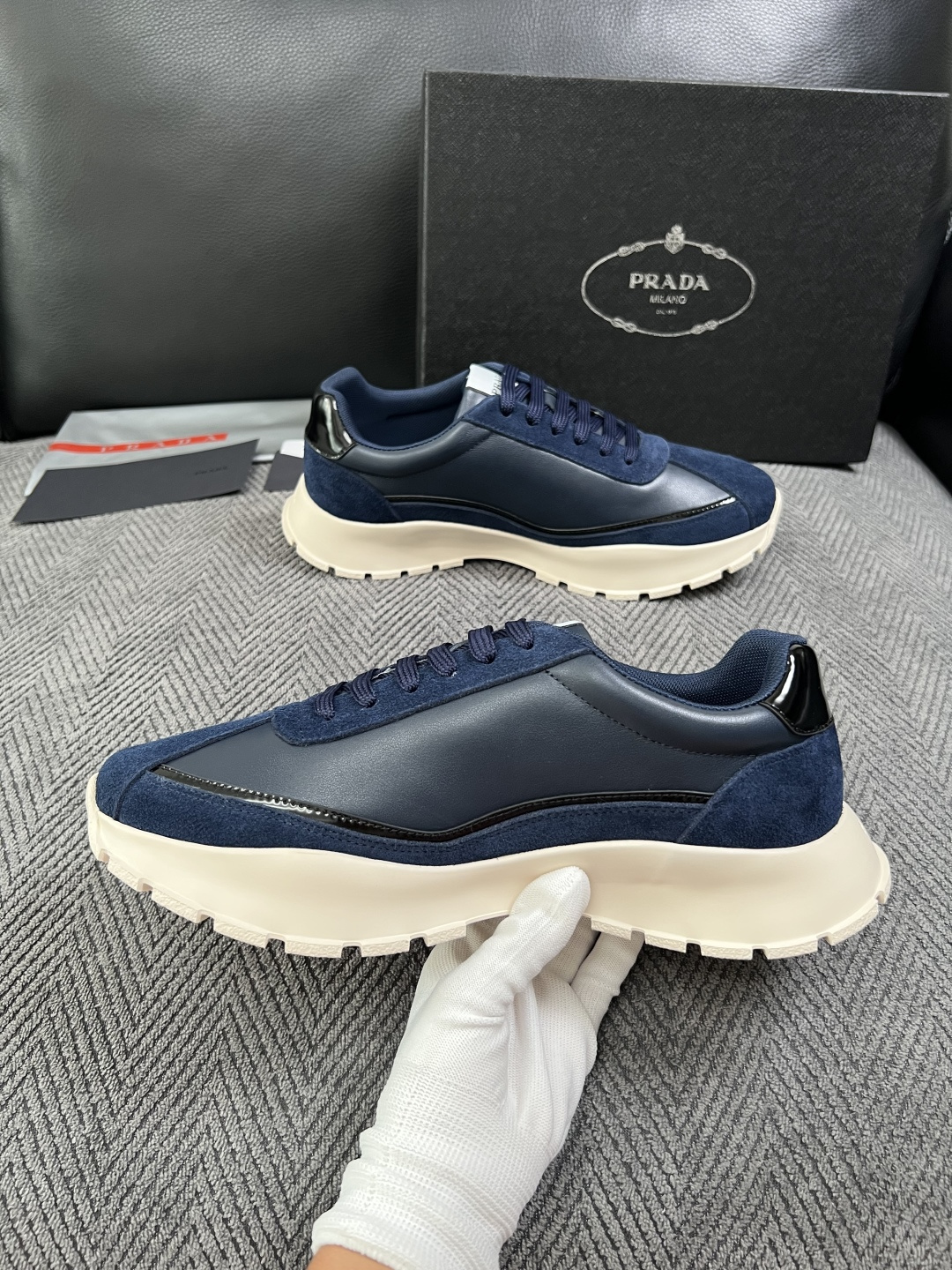 Prada  高品质  顶级工艺品，普拉达 专柜同步，原厂配置意大利进口牛皮搭配面料，进口牛皮内里垫，透气舒适，鞋底：原