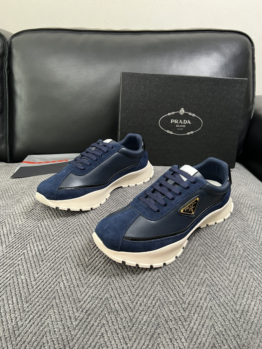 Prada  高品质  顶级工艺品，普拉达 专柜同步，原厂配置意大利进口牛皮搭配面料，进口牛皮内里垫，透气舒适，鞋底：原