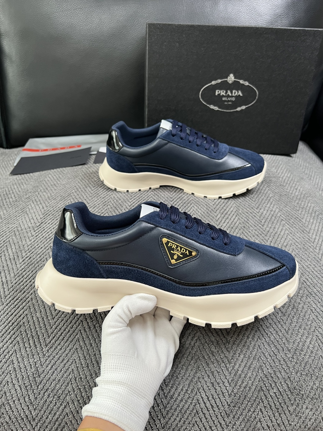 Prada  高品质  顶级工艺品，普拉达 专柜同步，原厂配置意大利进口牛皮搭配面料，进口牛皮内里垫，透气舒适，鞋底：原