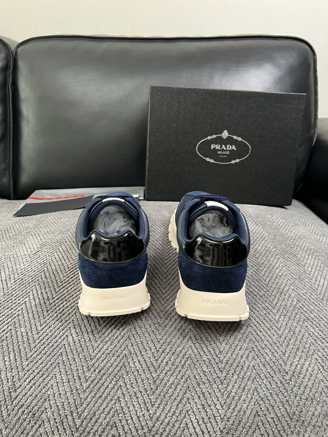 Prada  高品质  顶级工艺品，普拉达 专柜同步，原厂配置意大利进口牛皮搭配面料，进口牛皮内里垫，透气舒适，鞋底：原