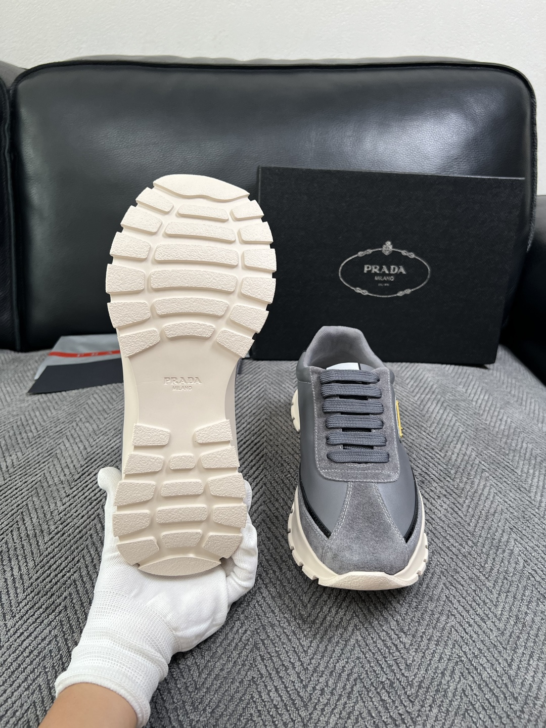 Prada  高品质  顶级工艺品，普拉达 专柜同步，原厂配置意大利进口牛皮搭配面料，进口牛皮内里垫，透气舒适，鞋底：原