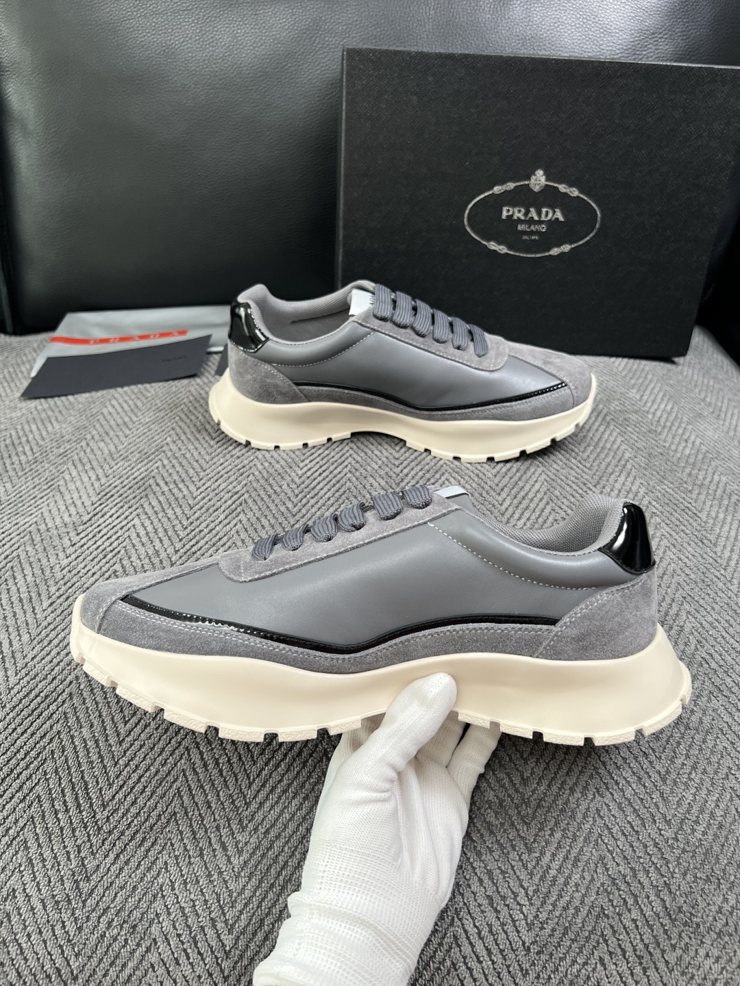 Prada  高品质  顶级工艺品，普拉达 专柜同步，原厂配置意大利进口牛皮搭配面料，进口牛皮内里垫，透气舒适，鞋底：原