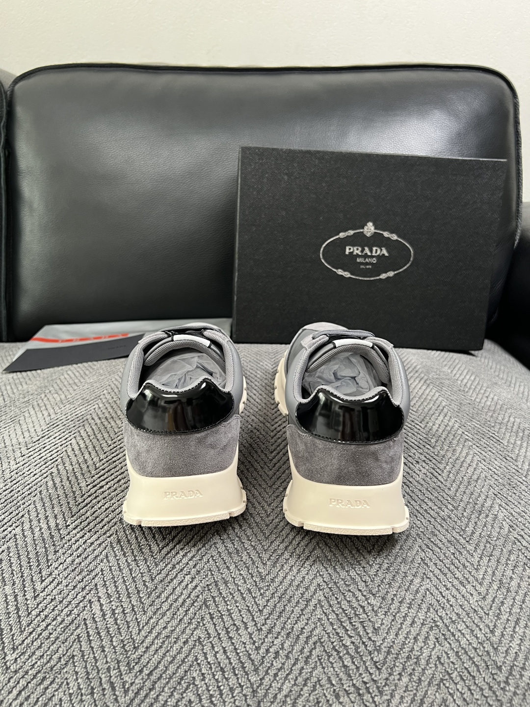 Prada  高品质  顶级工艺品，普拉达 专柜同步，原厂配置意大利进口牛皮搭配面料，进口牛皮内里垫，透气舒适，鞋底：原