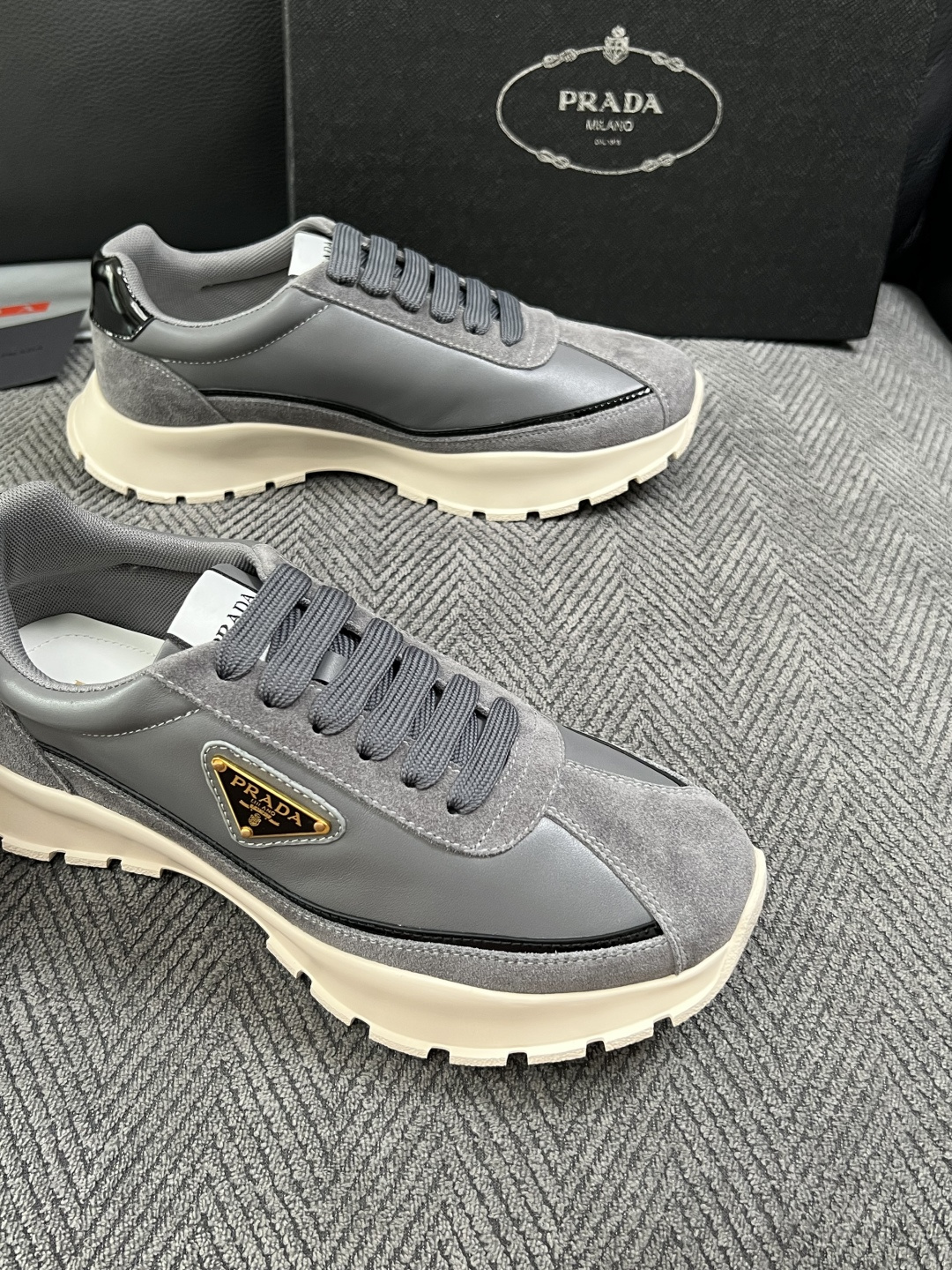 Prada  高品质  顶级工艺品，普拉达 专柜同步，原厂配置意大利进口牛皮搭配面料，进口牛皮内里垫，透气舒适，鞋底：原