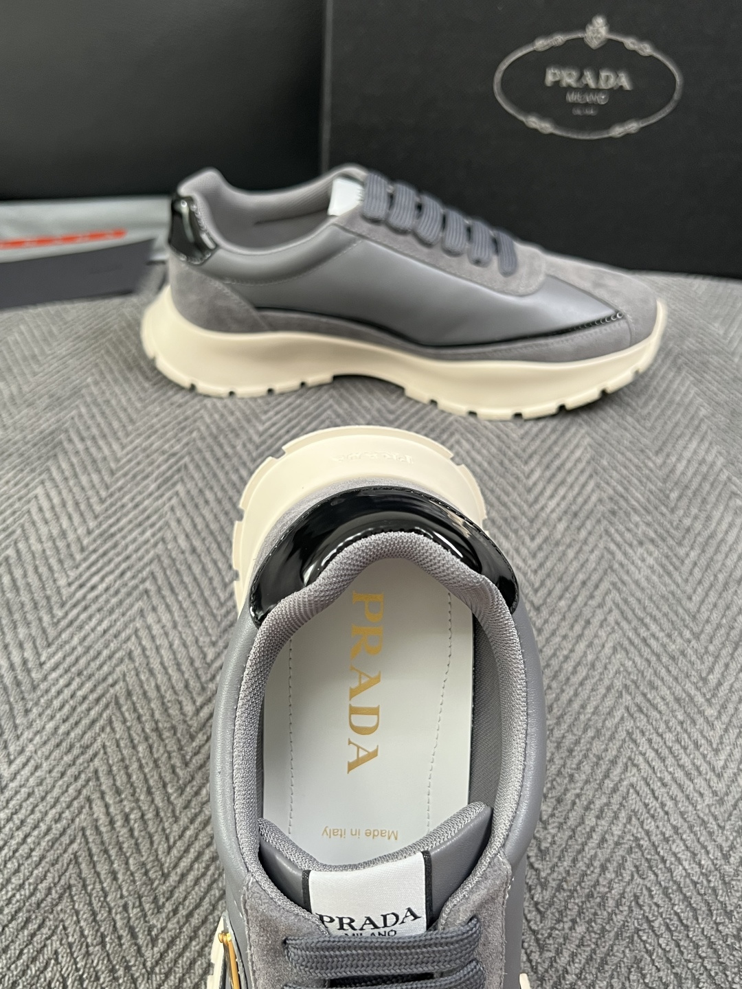 Prada  高品质  顶级工艺品，普拉达 专柜同步，原厂配置意大利进口牛皮搭配面料，进口牛皮内里垫，透气舒适，鞋底：原