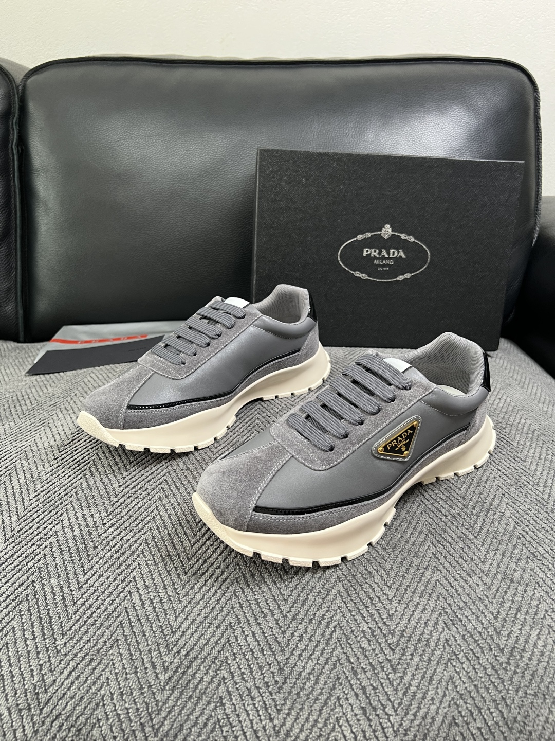 Prada  高品质  顶级工艺品，普拉达 专柜同步，原厂配置意大利进口牛皮搭配面料，进口牛皮内里垫，透气舒适，鞋底：原