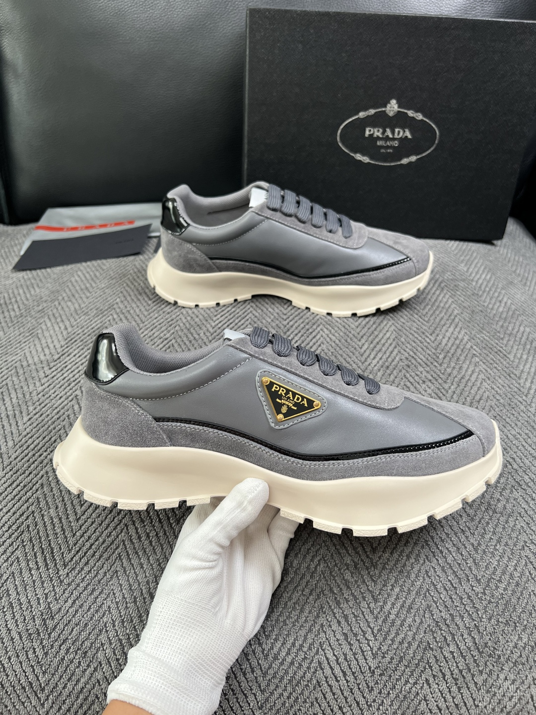 Prada  高品质  顶级工艺品，普拉达 专柜同步，原厂配置意大利进口牛皮搭配面料，进口牛皮内里垫，透气舒适，鞋底：原