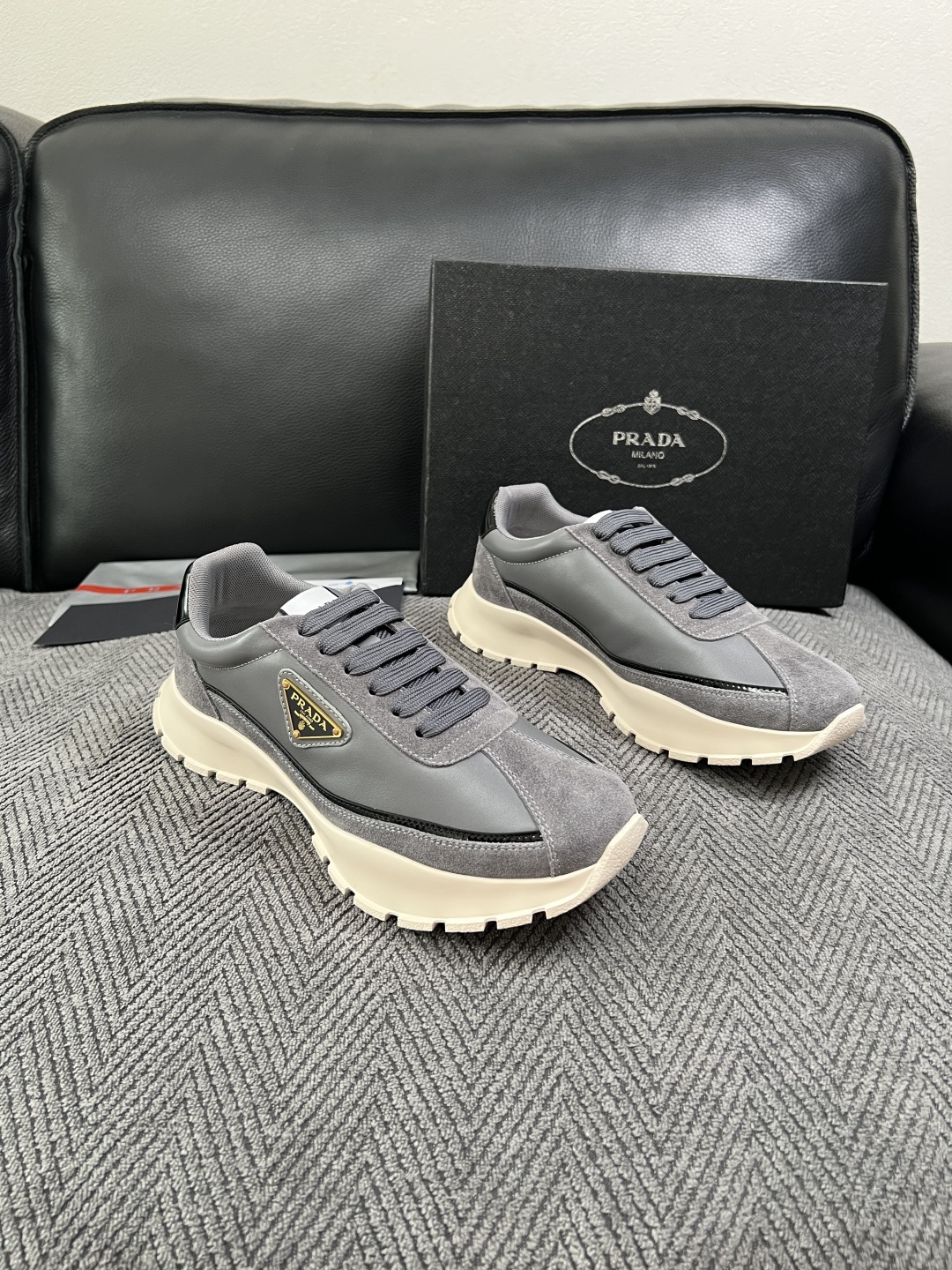 Prada  高品质  顶级工艺品，普拉达 专柜同步，原厂配置意大利进口牛皮搭配面料，进口牛皮内里垫，透气舒适，鞋底：原