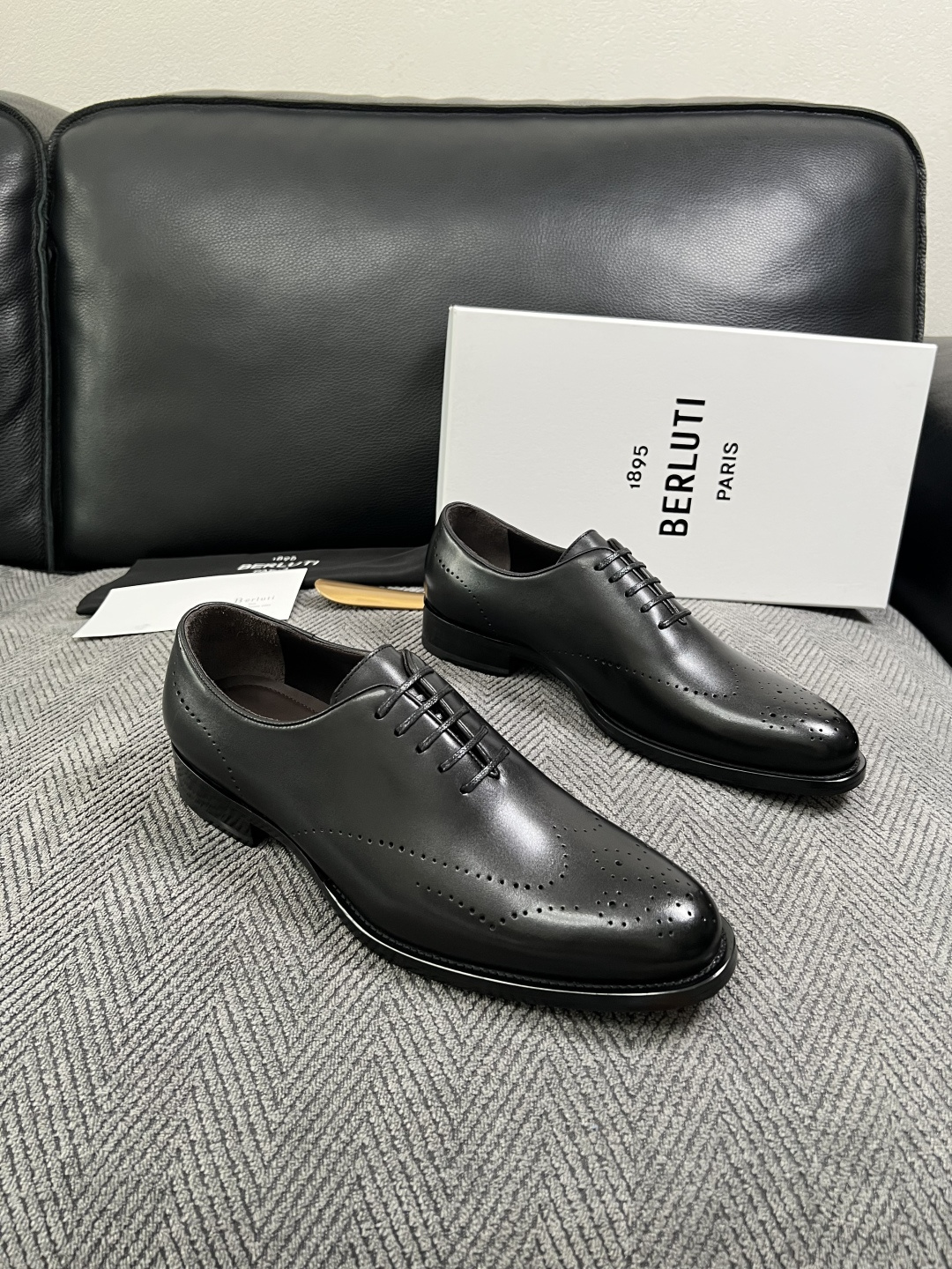 Berluti 高品质 顶级工艺品 布鲁提 专柜同步发售原厂配置,意大利进口牛皮面料,全进口水染牛皮里垫,鞋底:原 Berluti 高品质 顶级工艺品 布鲁提 专柜同步发售原厂配置,意大利进口牛皮面料,全进口水染牛皮里垫,鞋底:原
