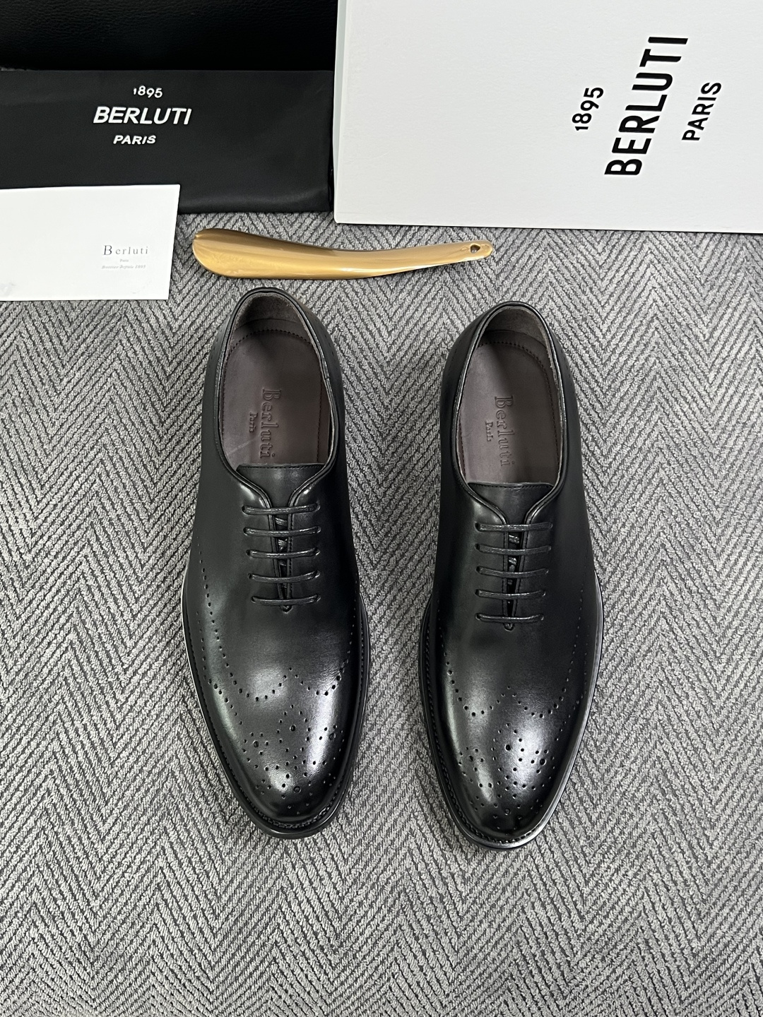 Berluti  高品质  顶级工艺品  布鲁提 专柜同步发售原厂配置，意大利进口牛皮面料，全进口水染牛皮里垫，鞋底：原