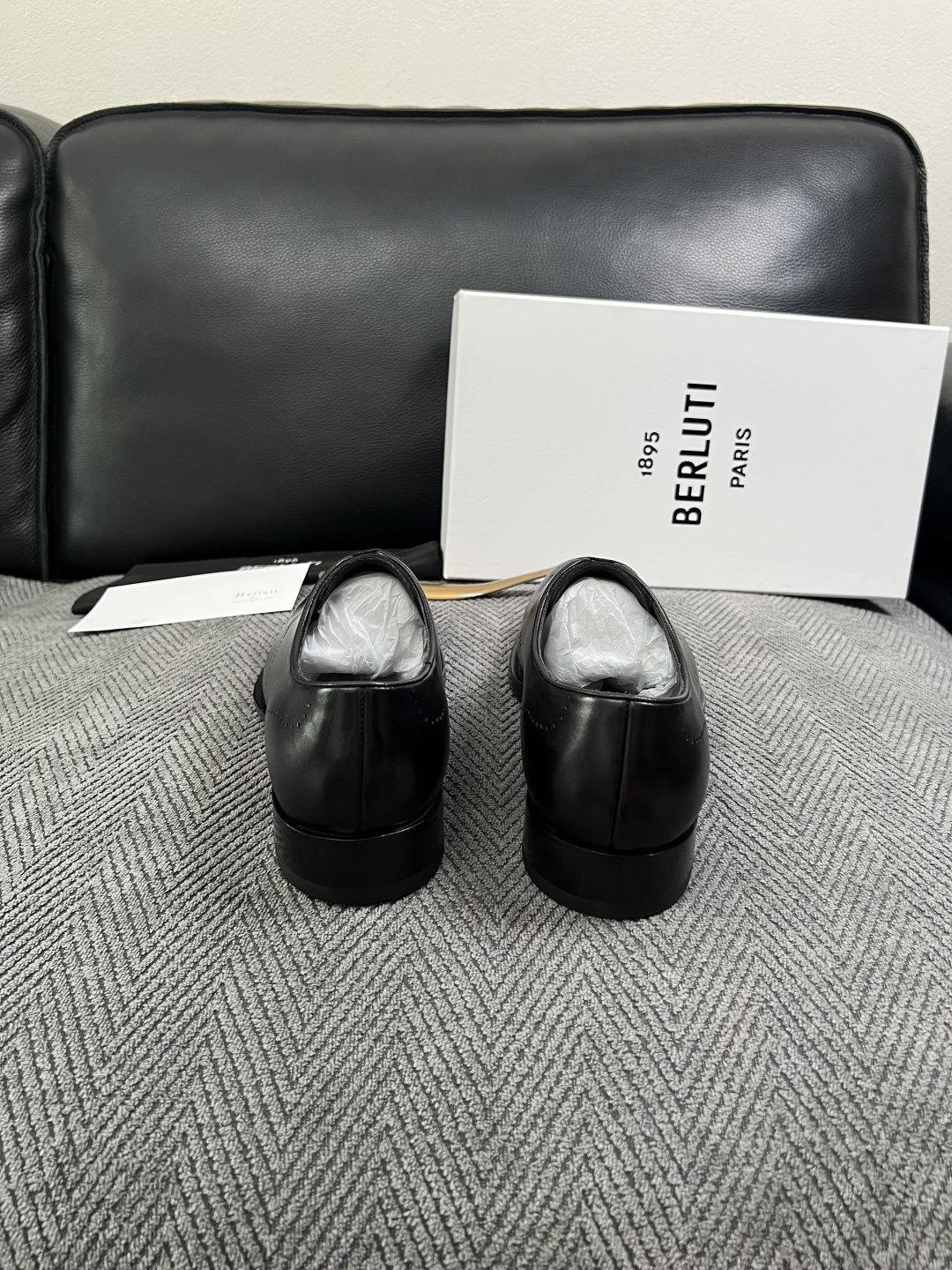 Berluti  高品质  顶级工艺品  布鲁提 专柜同步发售原厂配置，意大利进口牛皮面料，全进口水染牛皮里垫，鞋底：原